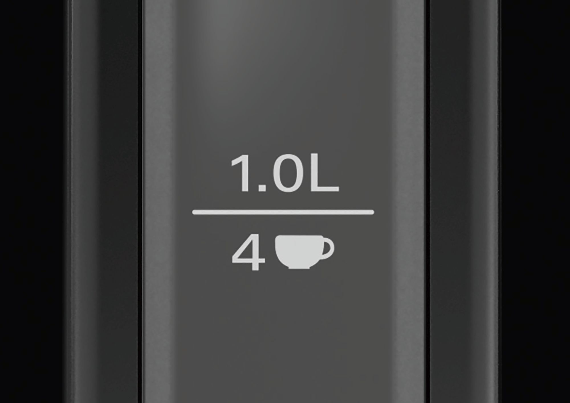Close-up van de waterniveau-indicator van een zwarte waterkoker, 1,0L en 4 kopjes.