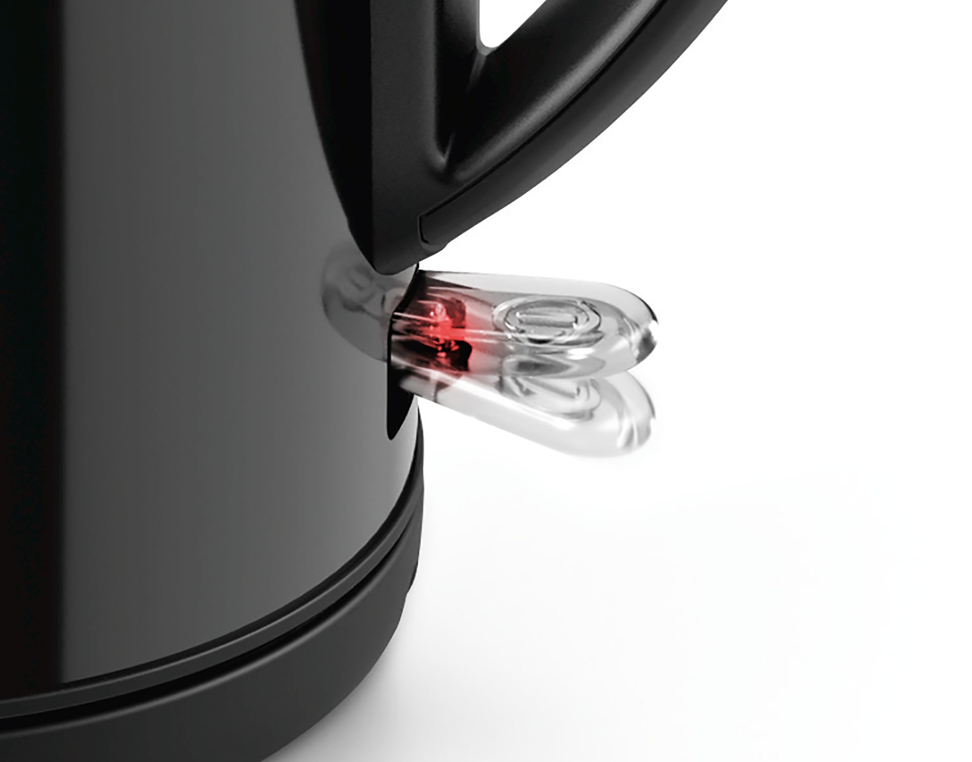 Close-up van een zwarte elektrische waterkokertuit. Rood licht zichtbaar. Witte achtergrond.