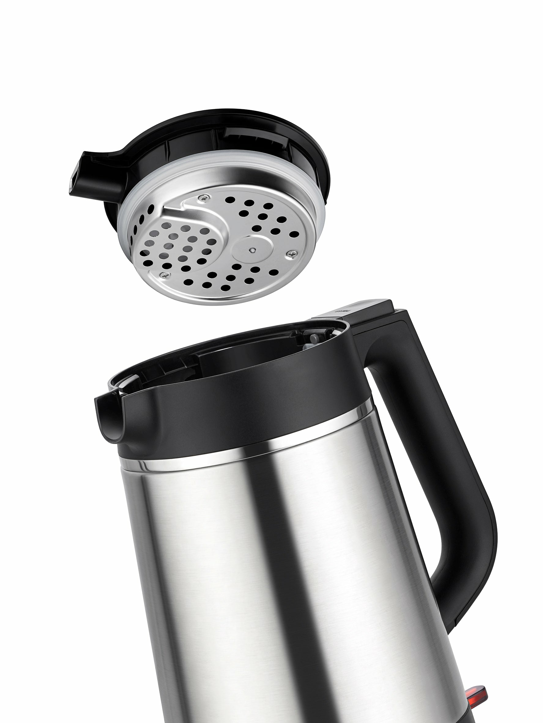 Zbliżenie czajnika bez pokrywki. Czajnik ze stali nierdzewnej, pokrywka czarna z filtrem siatkowym.