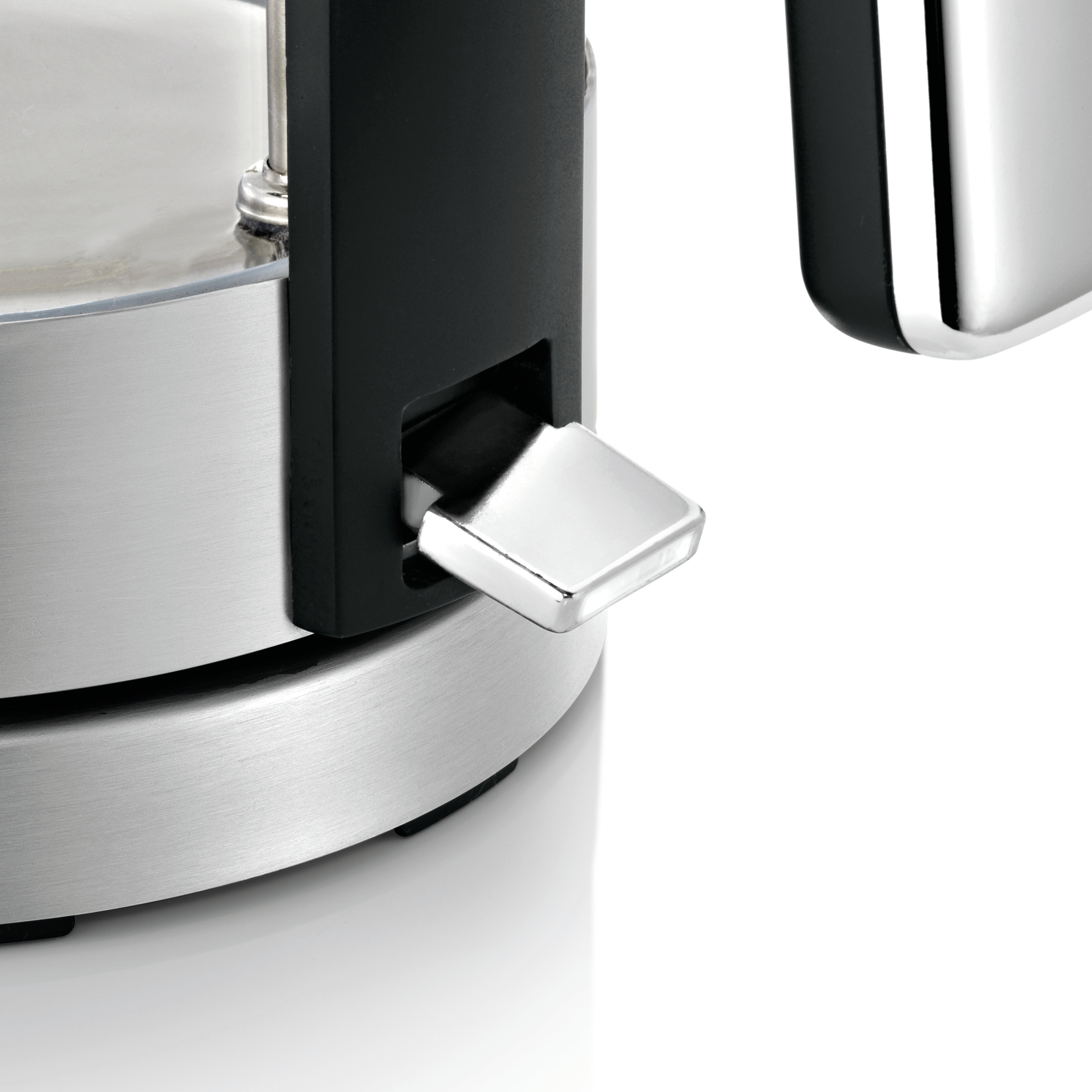 Zbliżenie srebrno-czarnego urządzenia ze srebrną dźwignią, na białej powierzchni.