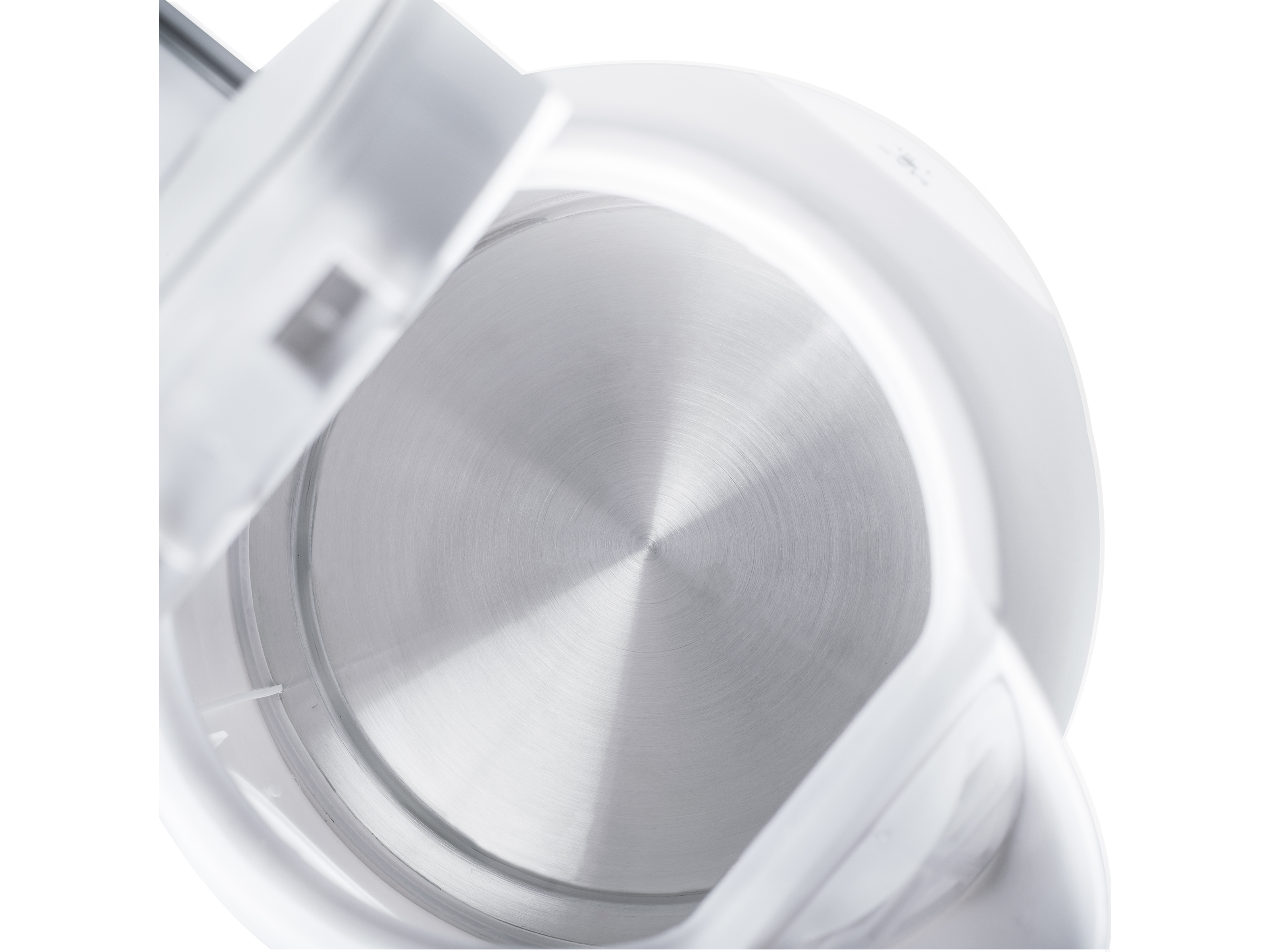 Widok z góry na wnętrze białego czajnika elektrycznego, pokazujący metalową podstawę.