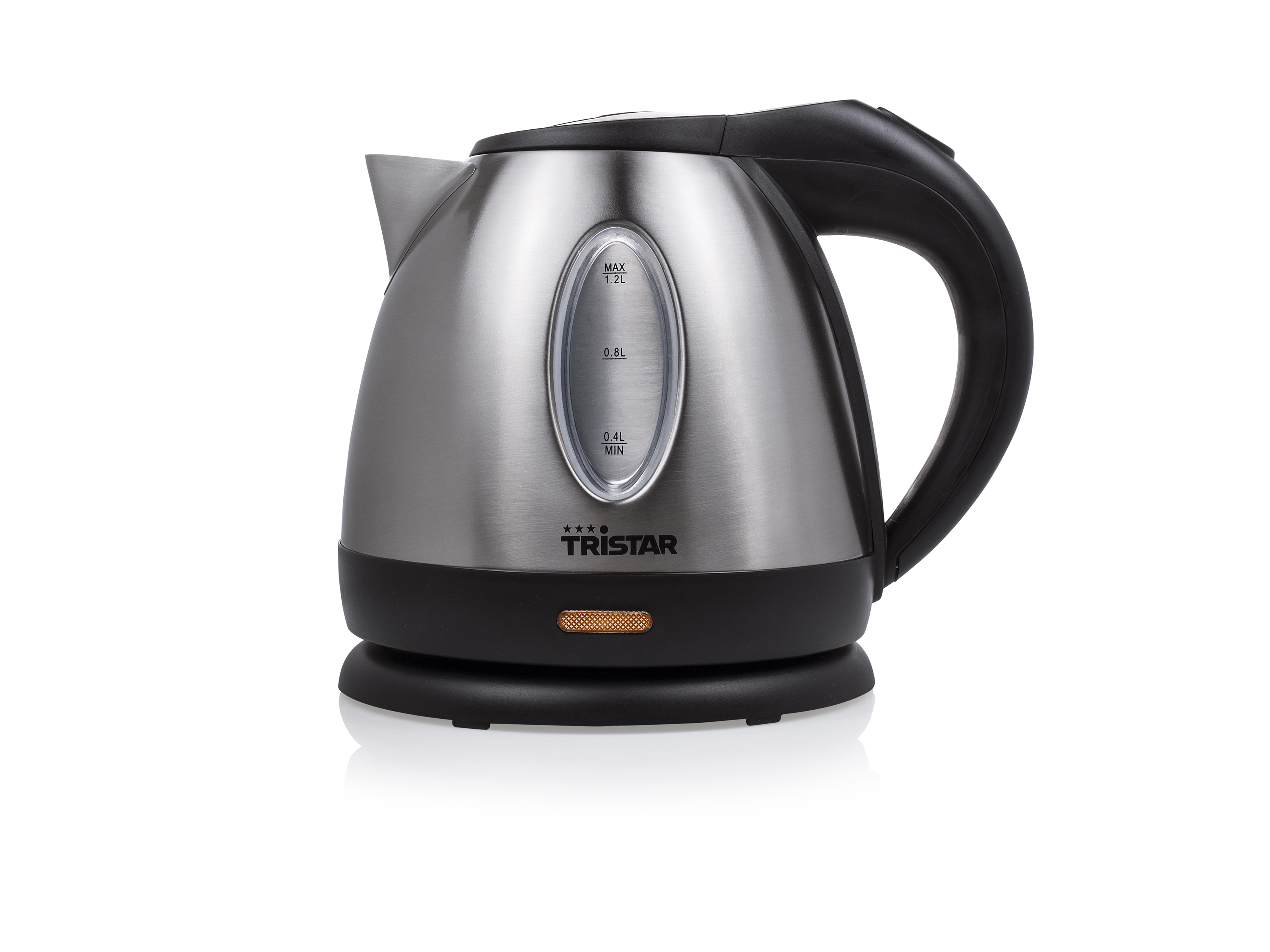 Srebrny czajnik elektryczny na czarnej podstawie, z czarnym uchwytem, na białym tle.