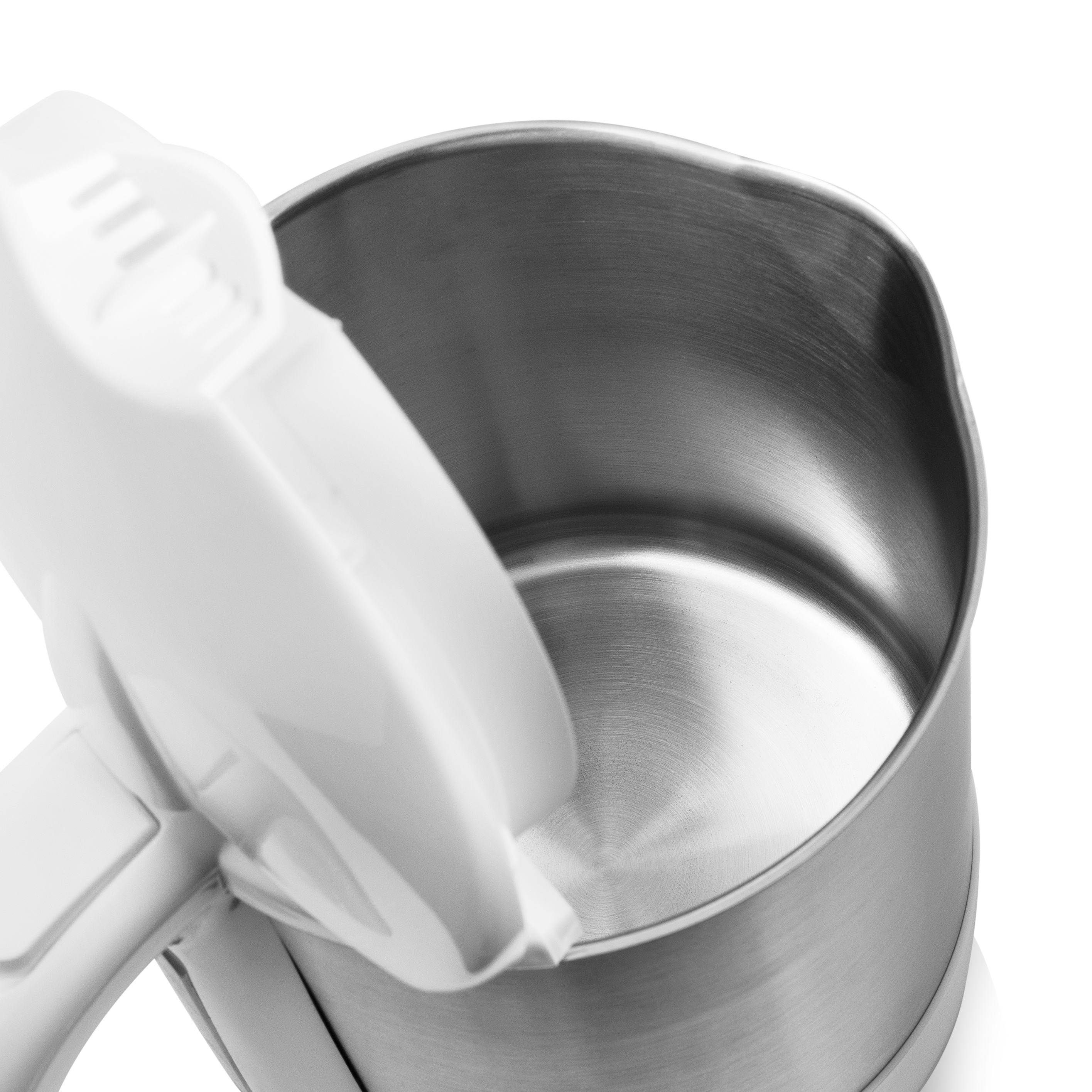 Wnętrze czajnika ze stali nierdzewnej i biały uchwyt.