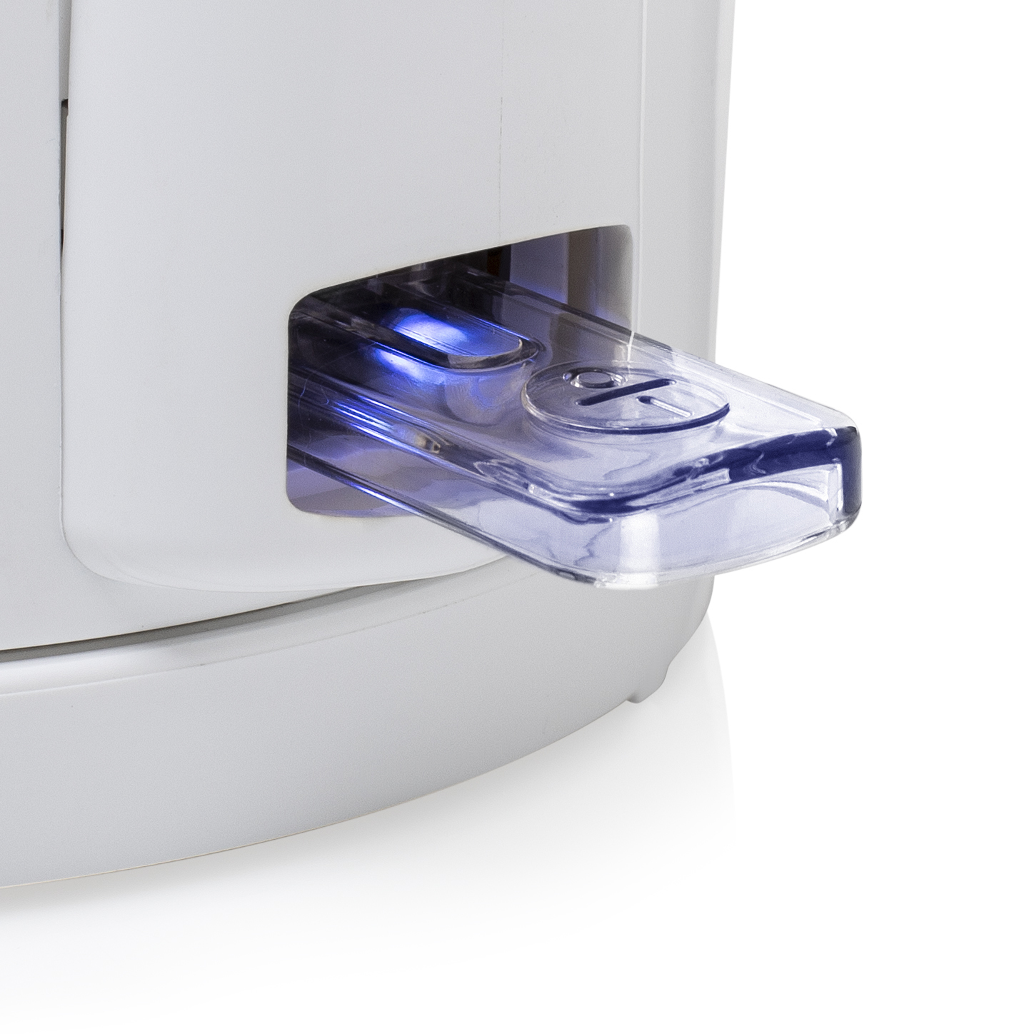 Białe urządzenie z przezroczystą, podświetlaną na niebiesko szufladą. Jest na białej powierzchni.