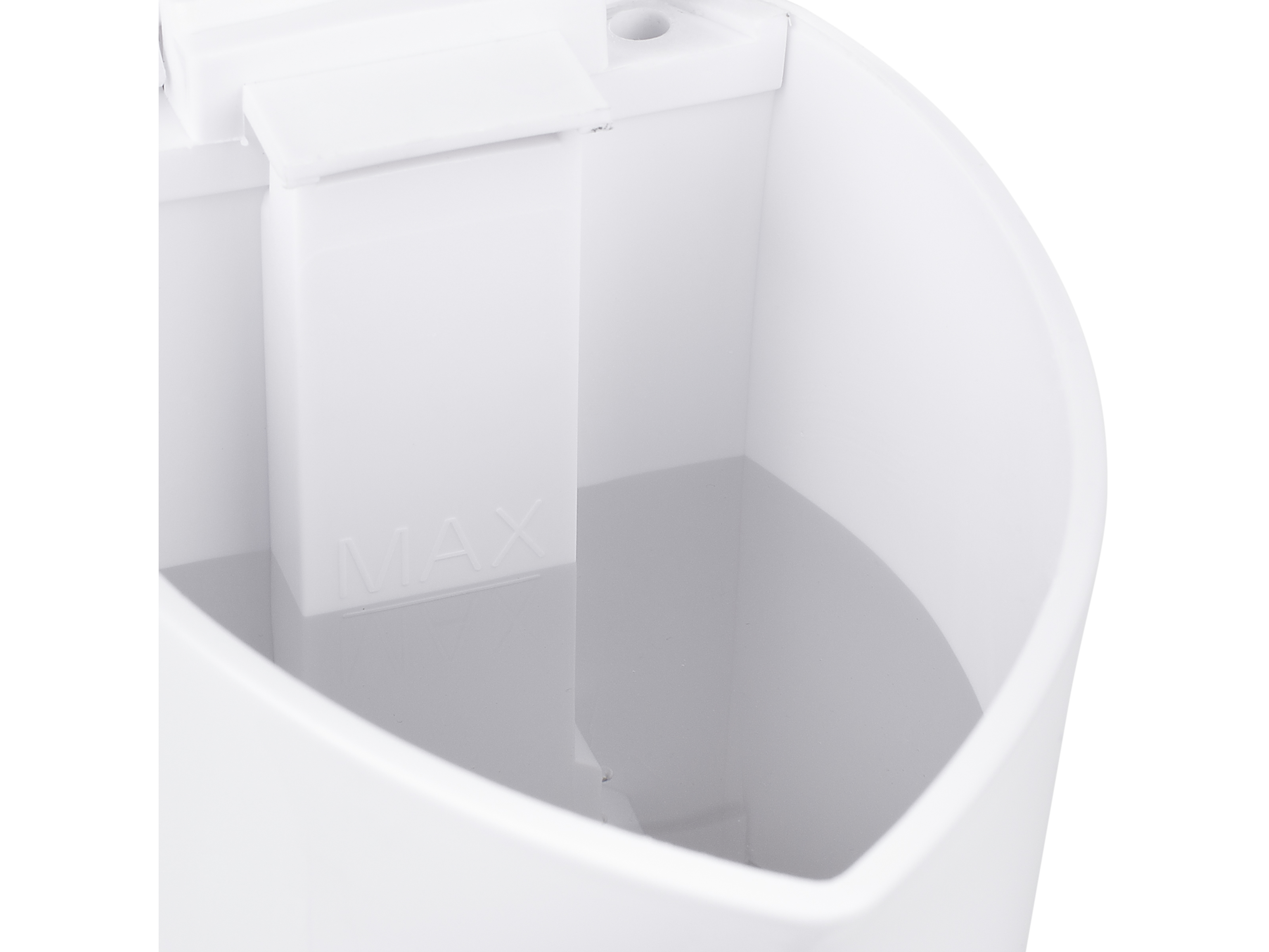 Zbliżenie białego zbiornika na wodę ze wskaźnikiem 'MAX', częściowo wypełnionego wodą.