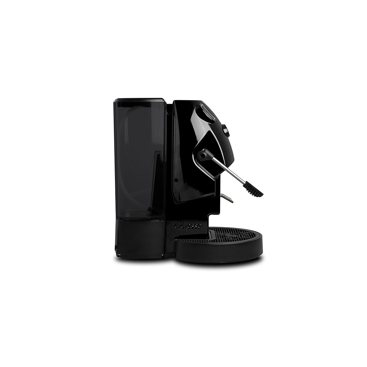 Macchina per espresso nera con serbatoio dell'acqua e leva cromata, isolata su bianco.