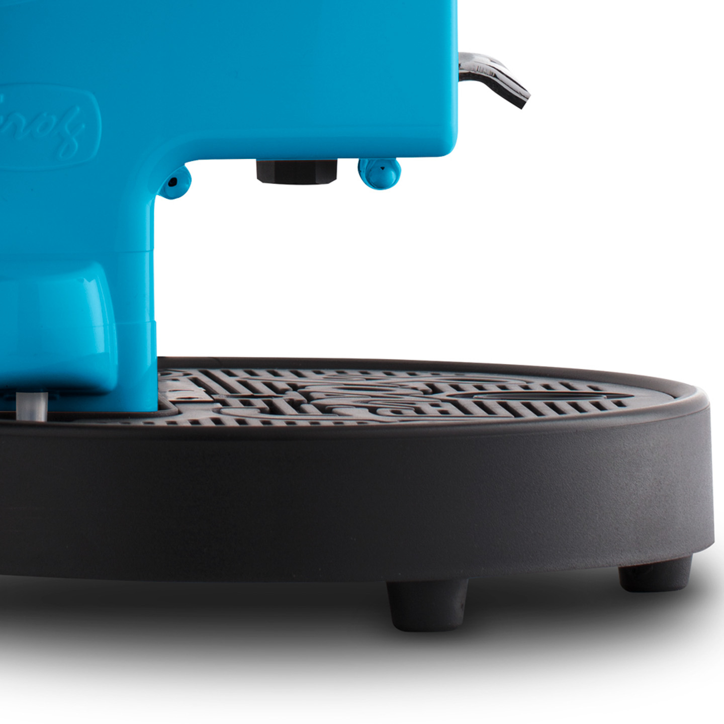 Jasnoniebieski i czarny ekspres do kawy, widok z boku. Białe tło.