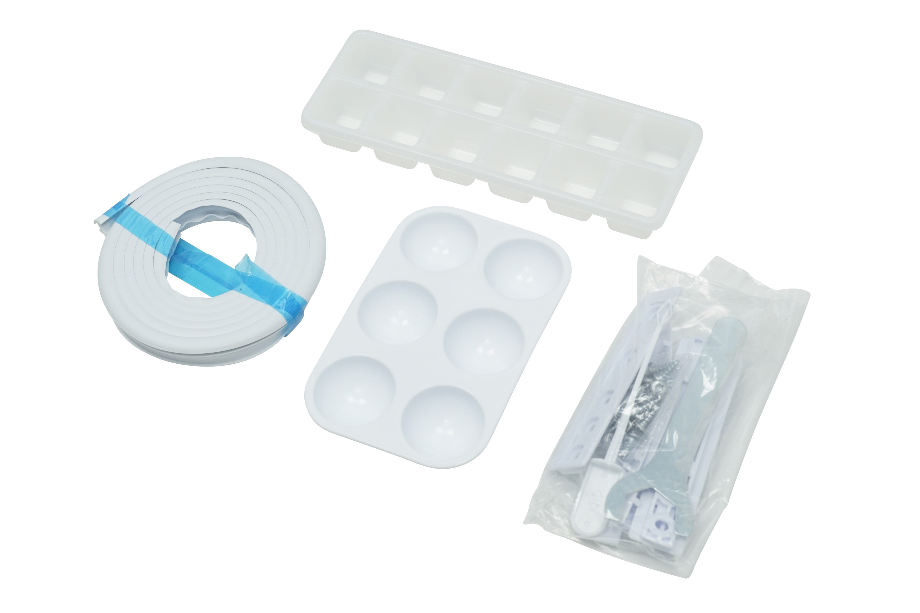 Verschiedenes weißes Küchenzubehör: Eiswürfelschale, runde Formen und eine Rolle Klebeband, alles auf weißem Grund.
