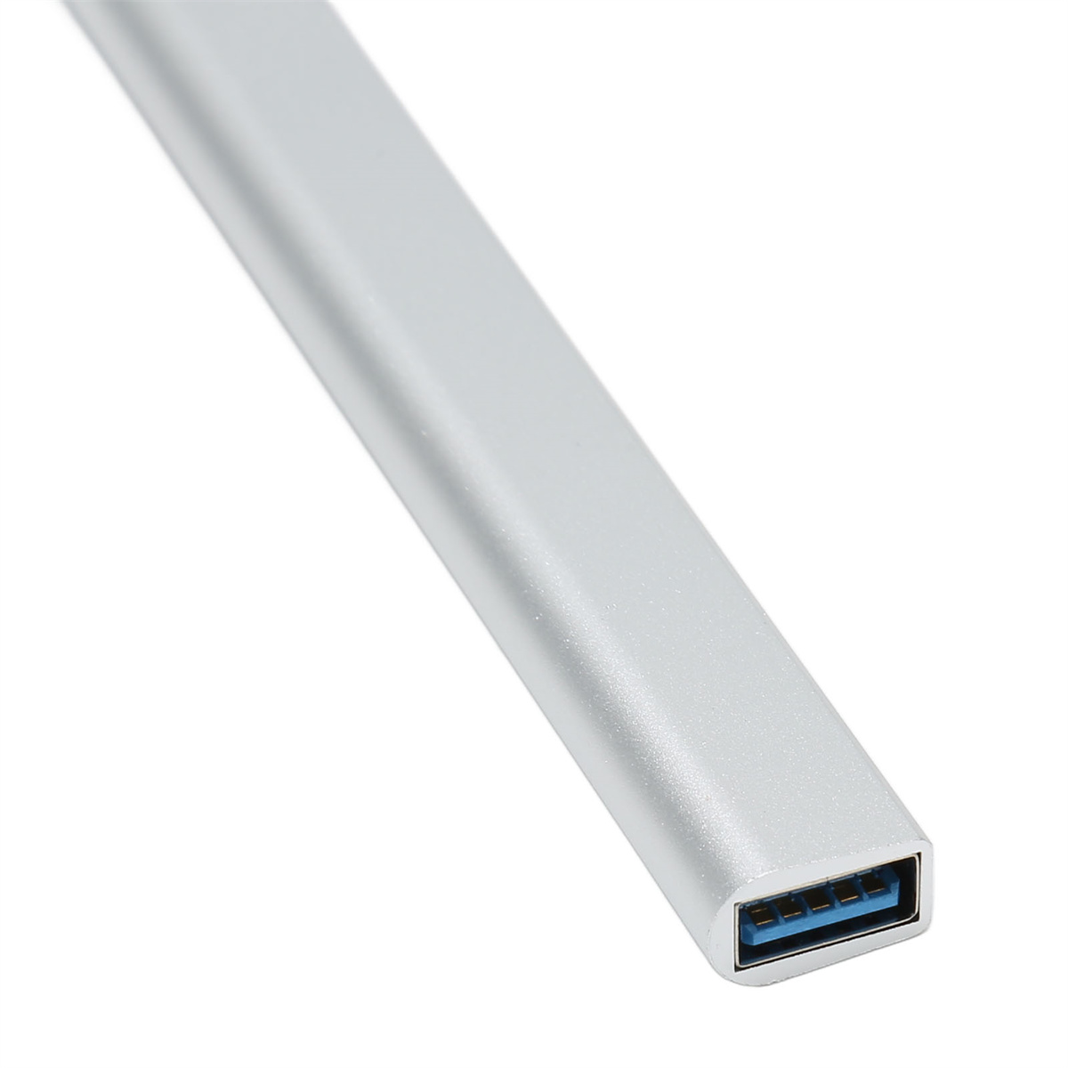 Ein silberner USB 3.0-Anschluss mit blauem Innenraum, isoliert auf weißem Hintergrund.