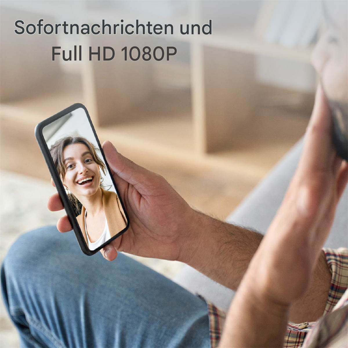 Person hält Handy, zeigt lächelndes Gesicht einer Frau in Videocall. Text: Sofortnachrichten & Full HD.