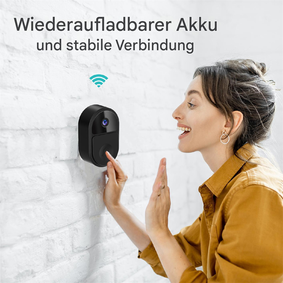 Eine Frau steht an einer Wand, an der eine schwarze Türklingel montiert ist. Sie interagiert damit, lächelt und hat eine offene Hand.