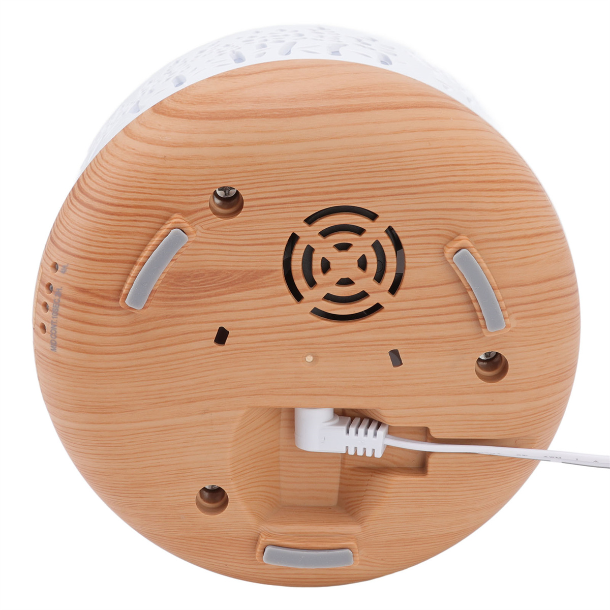 Die Unterseite eines Holzmaserungsdiffusors mit eingestecktem weißen Netzkabel.