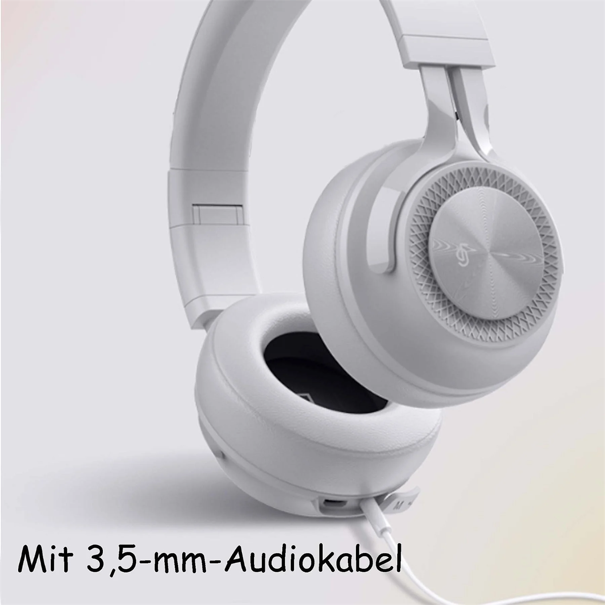 Weiße Kopfhörer mit angeschlossenem 3,5-mm-Audiokabel, auf hellem Hintergrund.