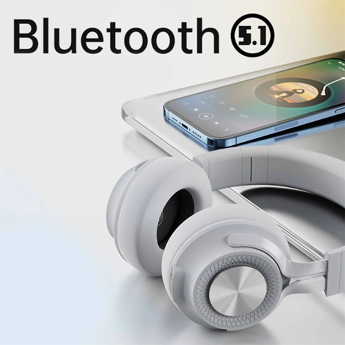 Weiße Kopfhörer mit einem Telefon, das Musik auf einem hellblauen Hintergrund anzeigt.
