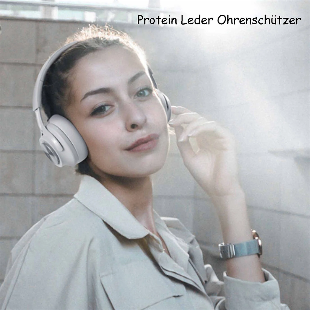 Frau mit weißen Kopfhörern, Blick in die Kamera, Text 'Protein Leder Ohrenschützer'.
