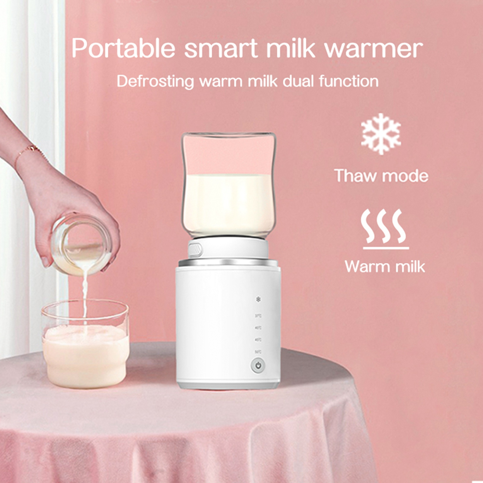 Ein Milchwärmer mit einem Glas Milch, das in ein anderes Glas auf einem Tisch gegossen wird. Rosa Hintergrund.