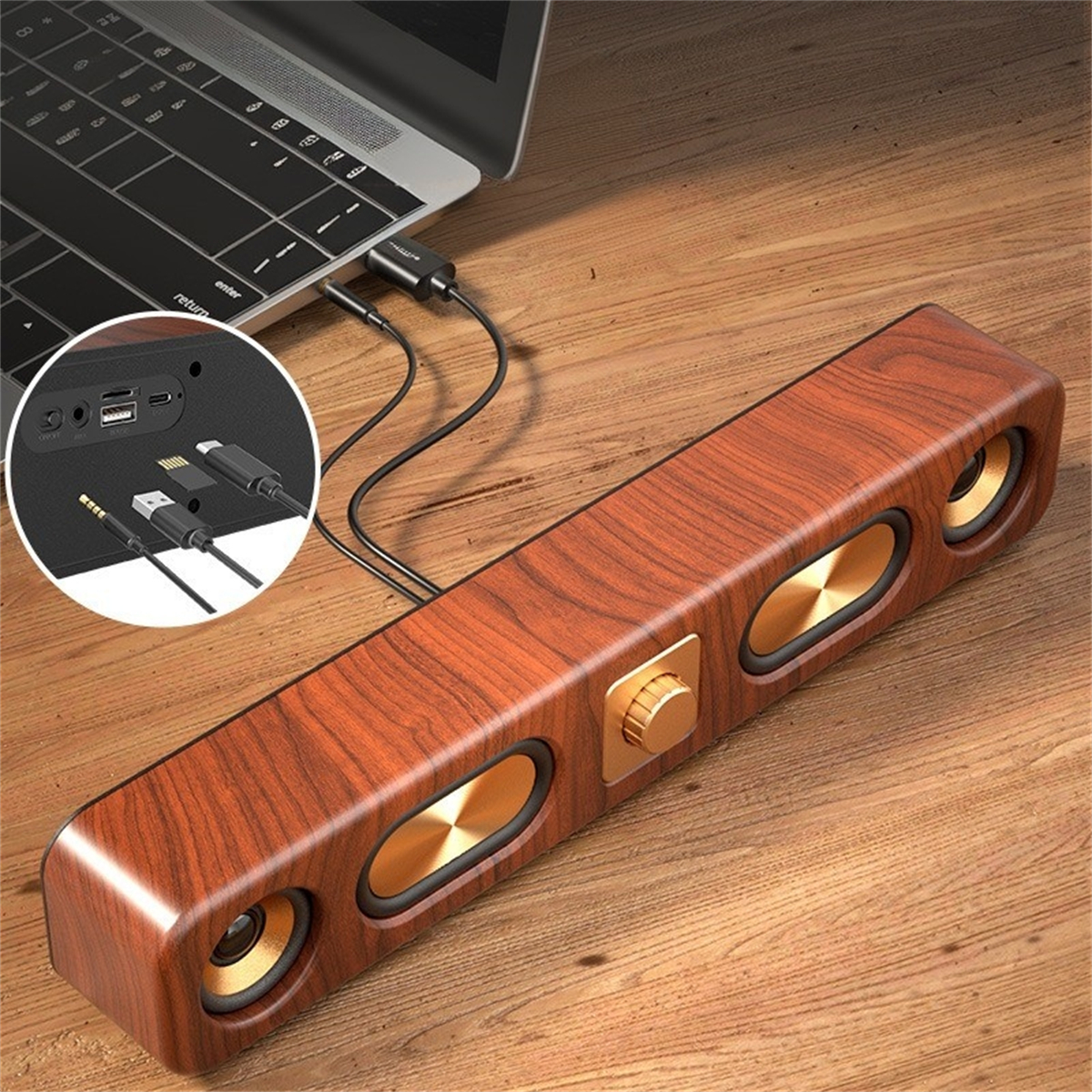 Ein Holz-Lautsprecher ist mit einem Laptop auf einem Holzschreibtisch verbunden.