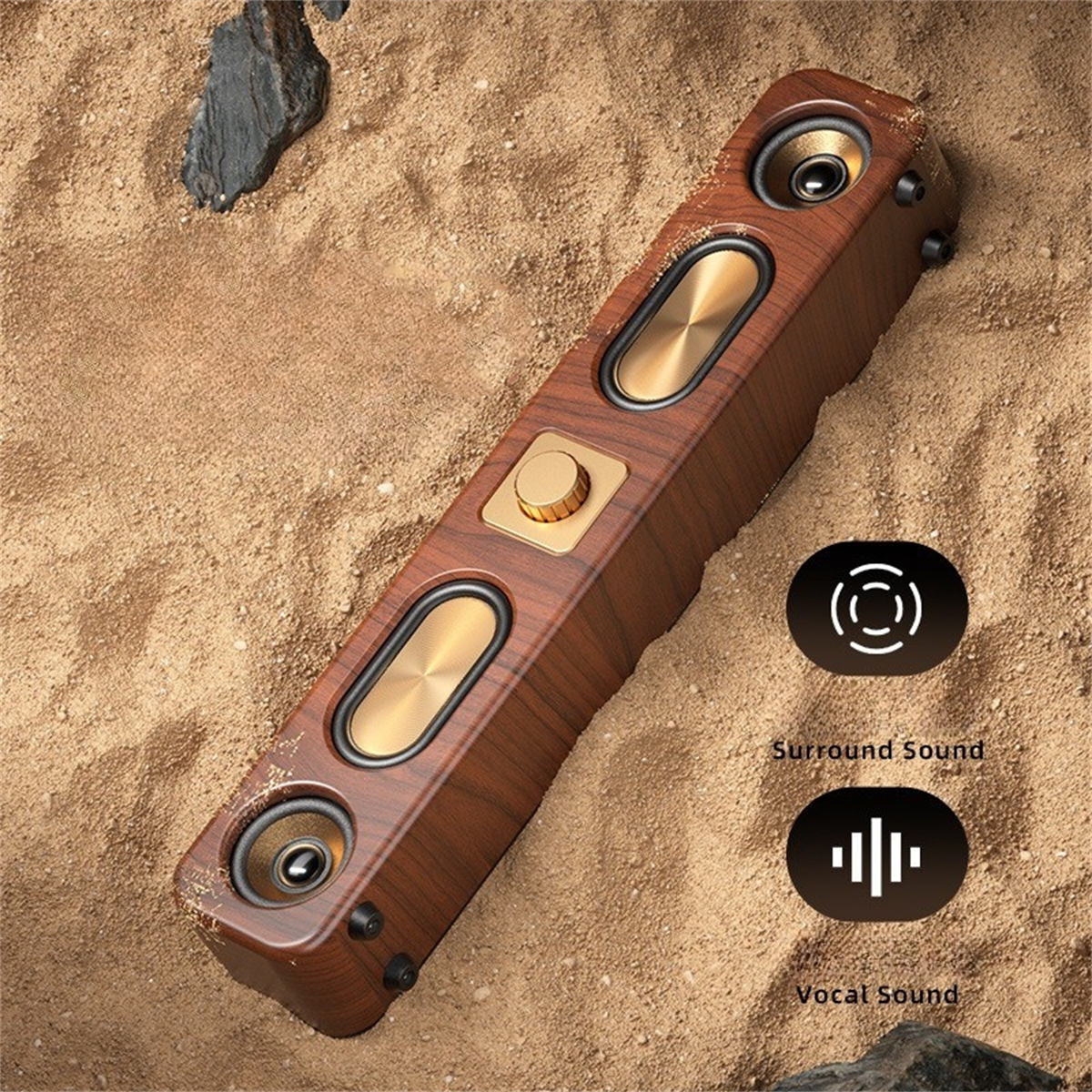 Ein Lautsprecher in Holzoptik auf Sand. Der Lautsprecher hat goldfarbene Akzente und zwei kleinere Lautsprecher.