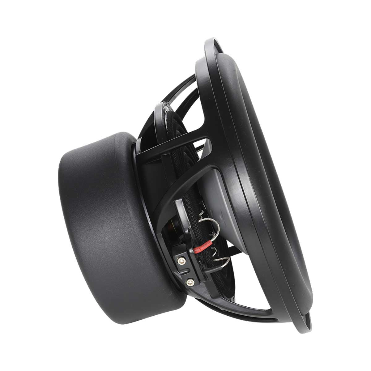 Ein schwarzer Subwoofer-Lautsprecher mit sichtbaren internen Komponenten, schräge Ansicht vor weißem Hintergrund.