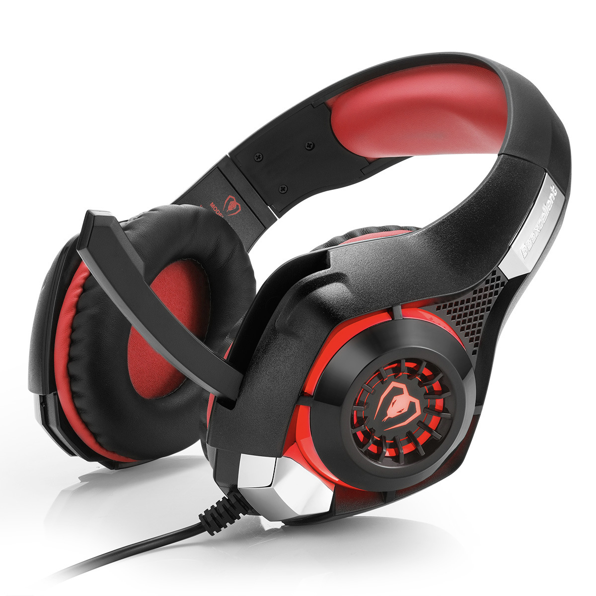 Schwarzes und rotes Gaming-Headset mit Mikrofon. Es hat rote Lichter und ist auf weißem Grund.