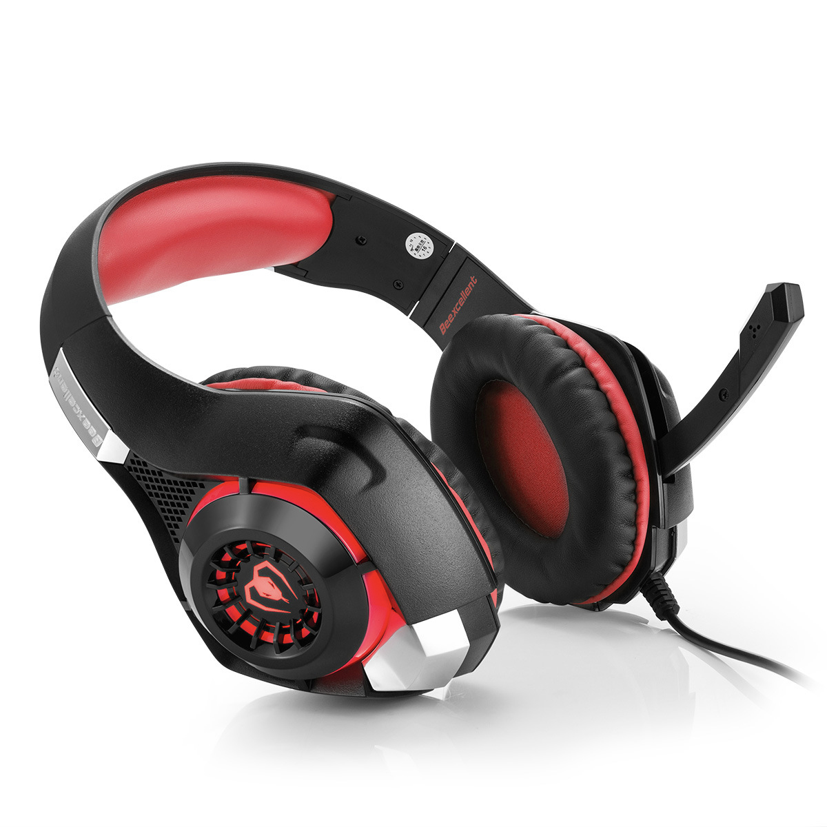 Schwarzes und rotes Gaming-Headset mit Mikrofon und roten Akzenten, isoliert auf weißem Hintergrund.