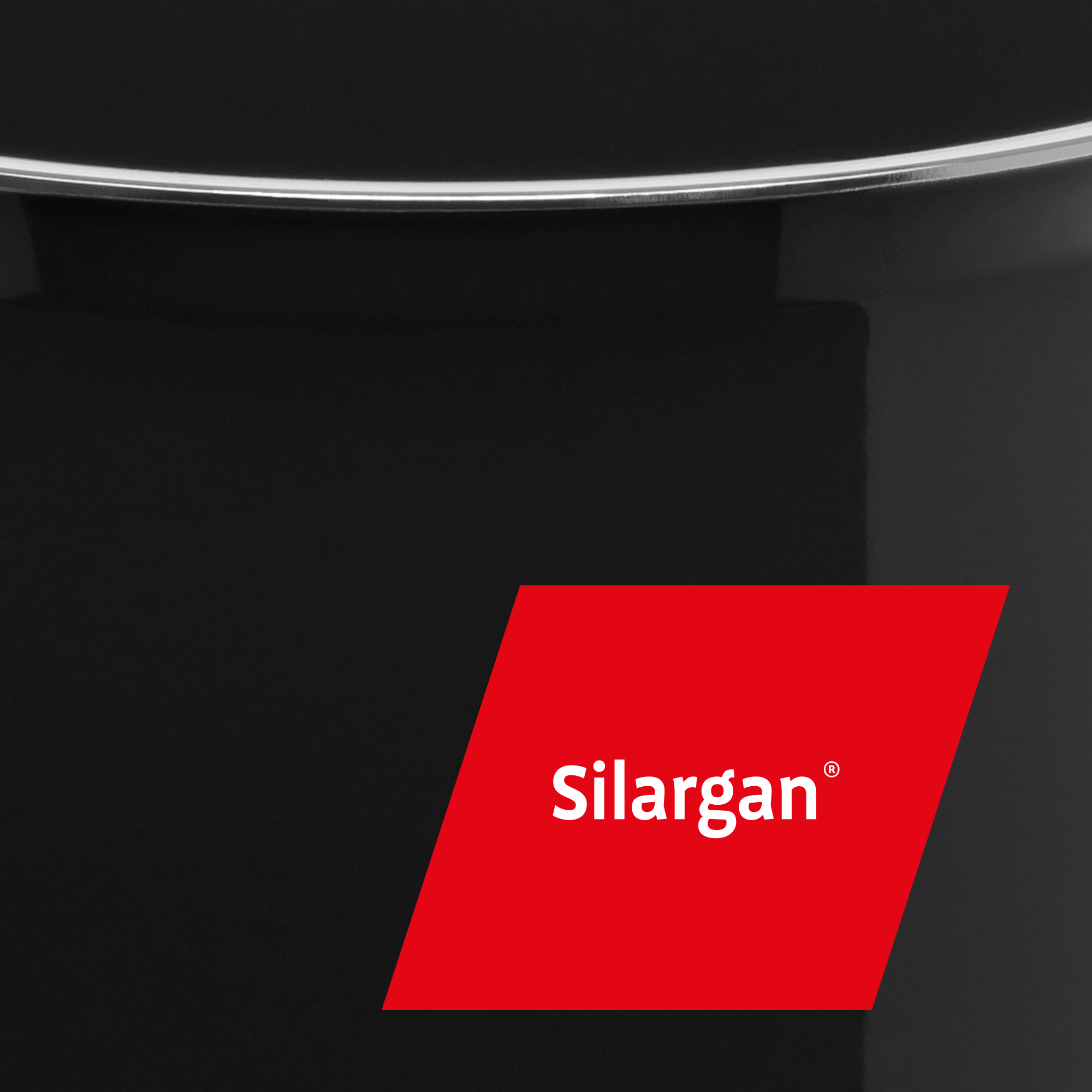 Schwarzer Topf mit rotem Silargan-Logo. Das Logo ist ein rotes Diamant mit weißem Text.