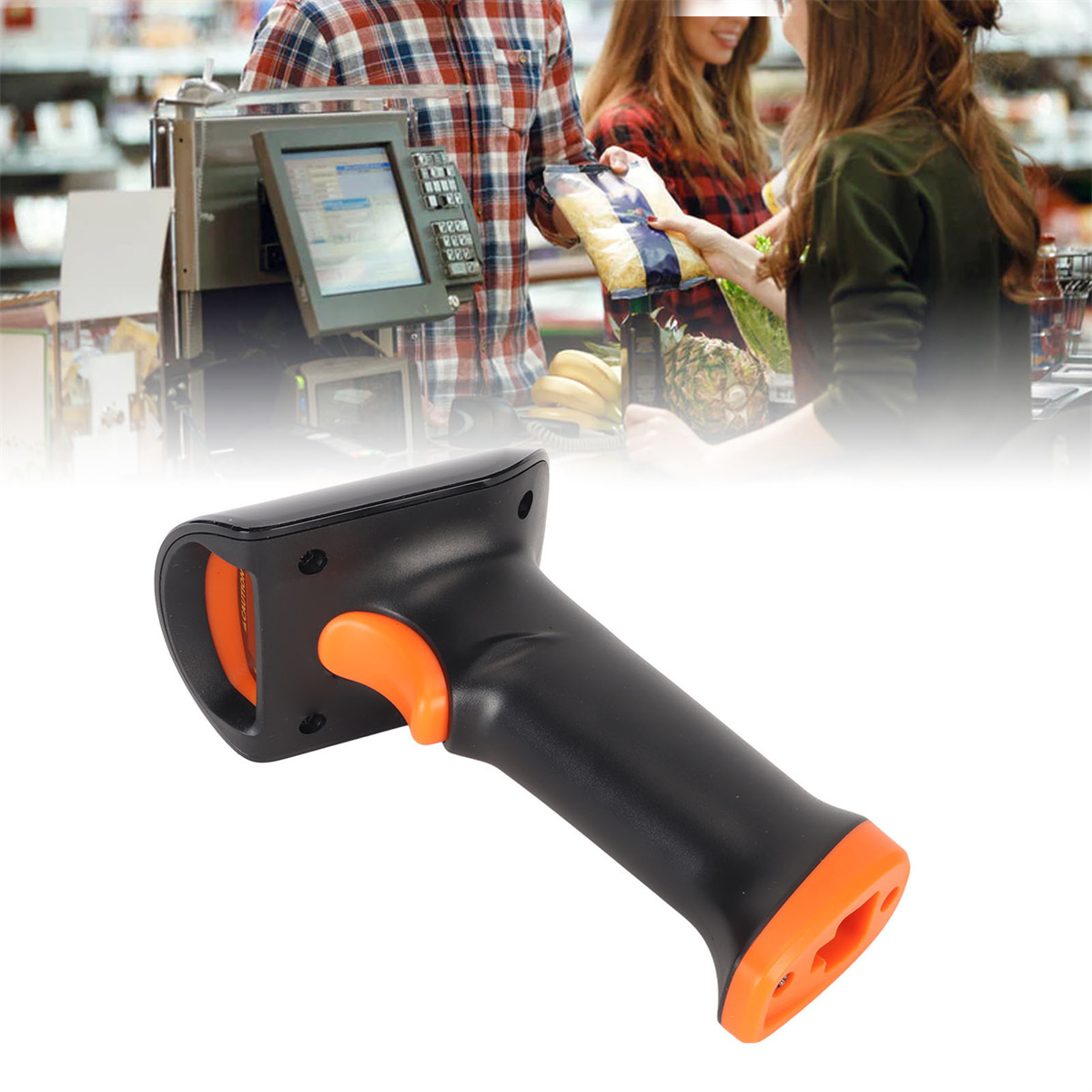 Ein schwarz-oranger Barcode-Scanner, gehalten von einer Hand, mit Personen und Produkten im Hintergrund.