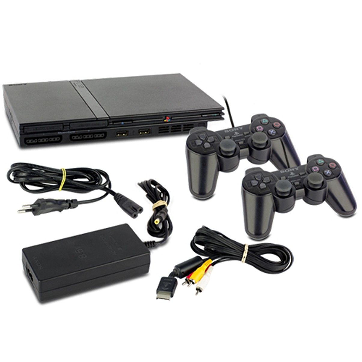 Schwarze PS2-Konsole, zwei Controller, Netzteil und Kabel auf weißem Hintergrund.