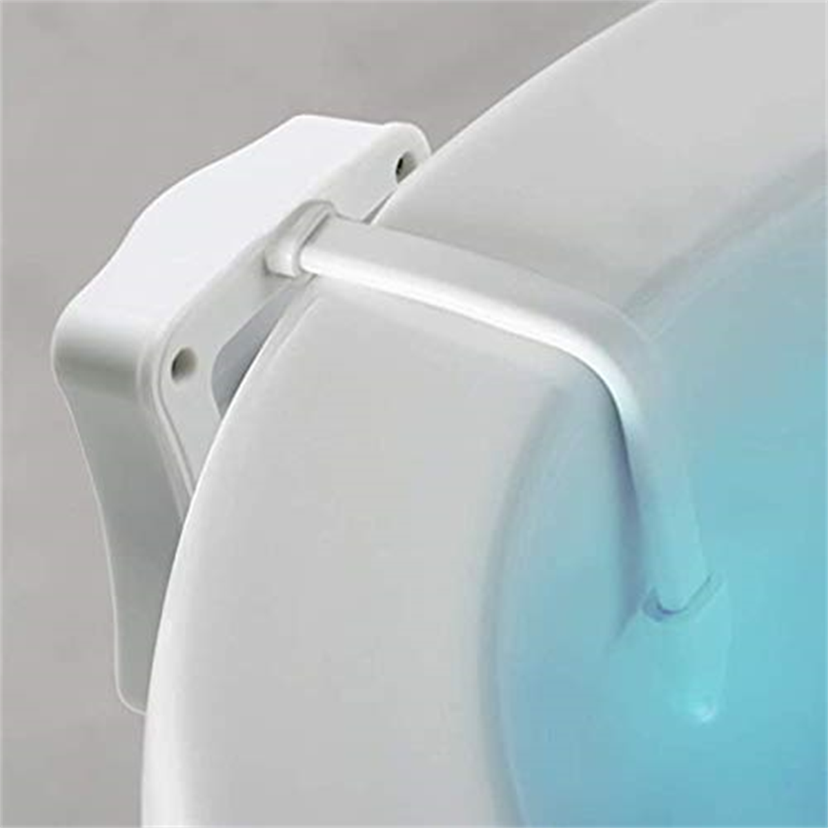 Weißer Toilettensitz mit weißem Kunststoffscharnier.