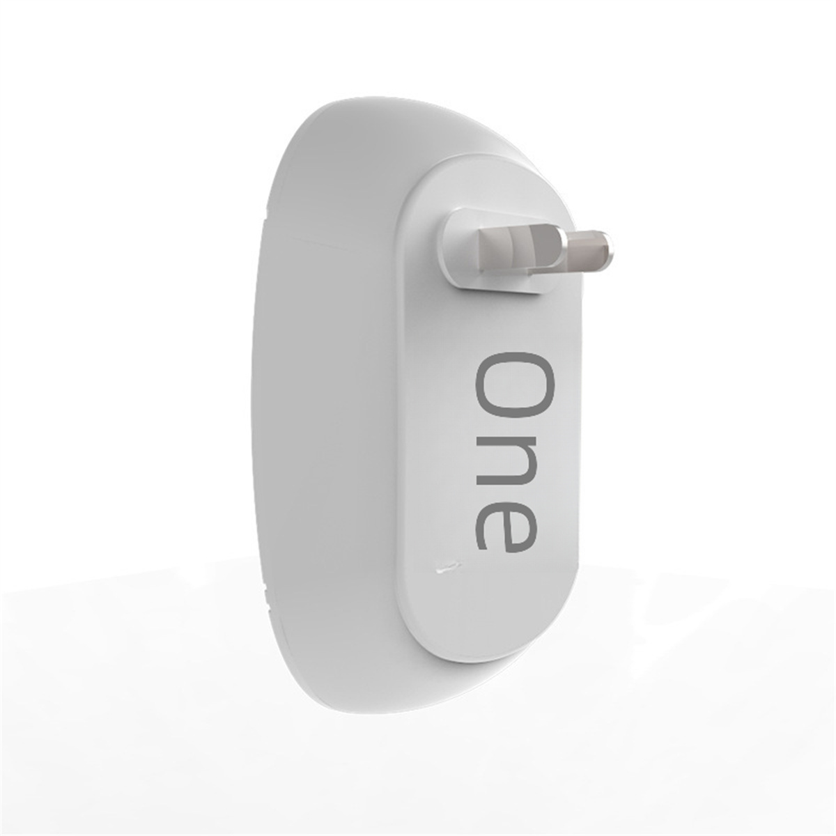 Weißer Steckdosenadapter mit dem Wort „One“ darauf, eingesteckt.