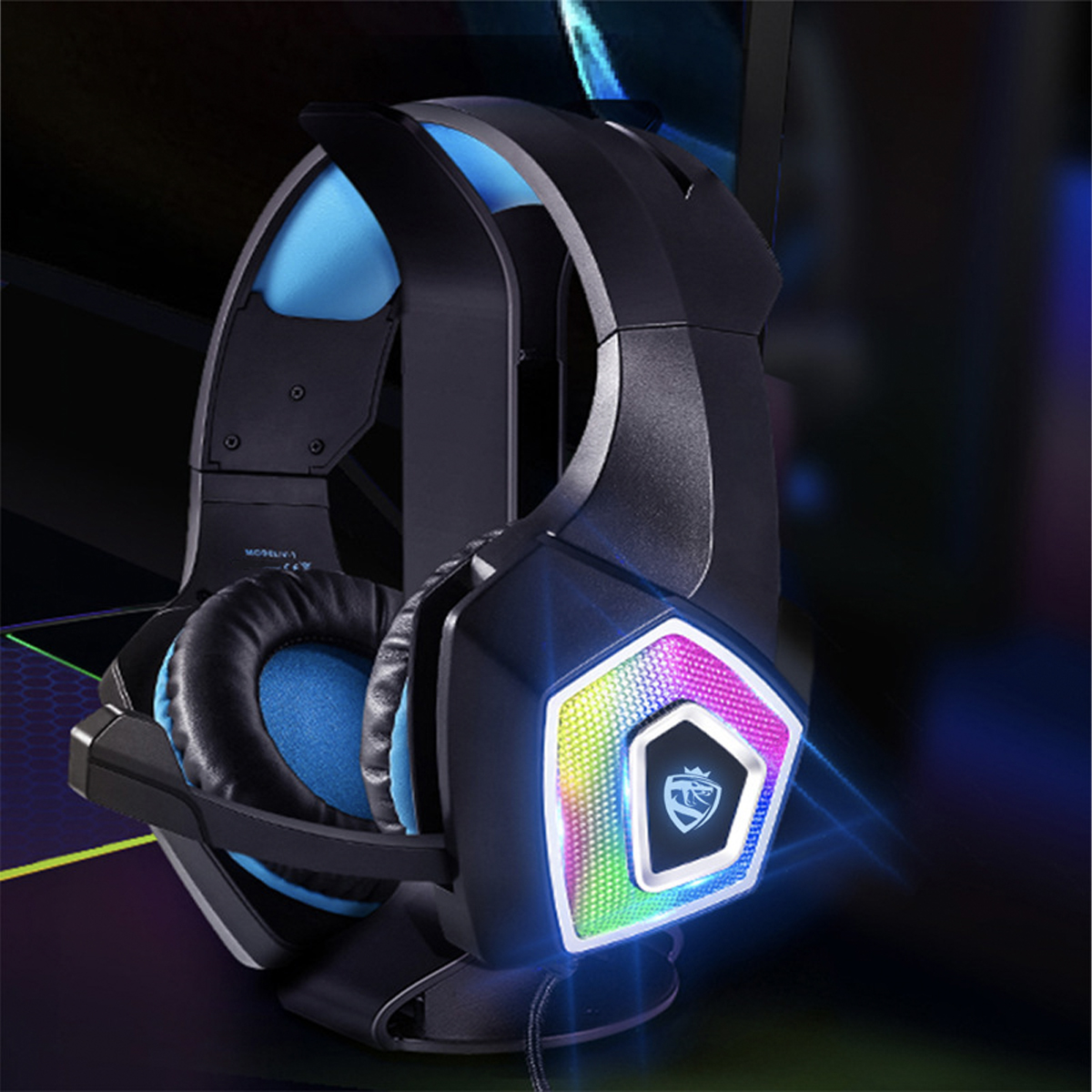 Gaming-Headset mit blauen und bunten Lichtern. Es hat ein Mikrofon und ist für immersiven Sound konzipiert.