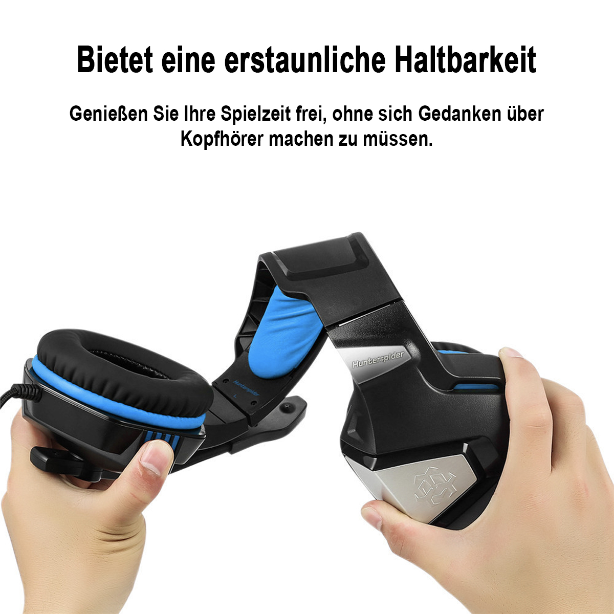 Person hält Kopfhörer. Die Kopfhörer sind schwarz und blau mit silbernen Akzenten.