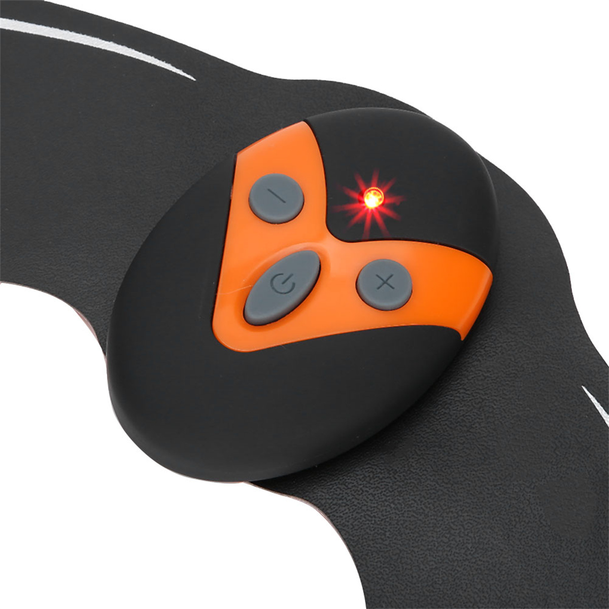 Ein schwarzer und orangefarbener Controller mit Tasten. Schwarze Oberfläche.