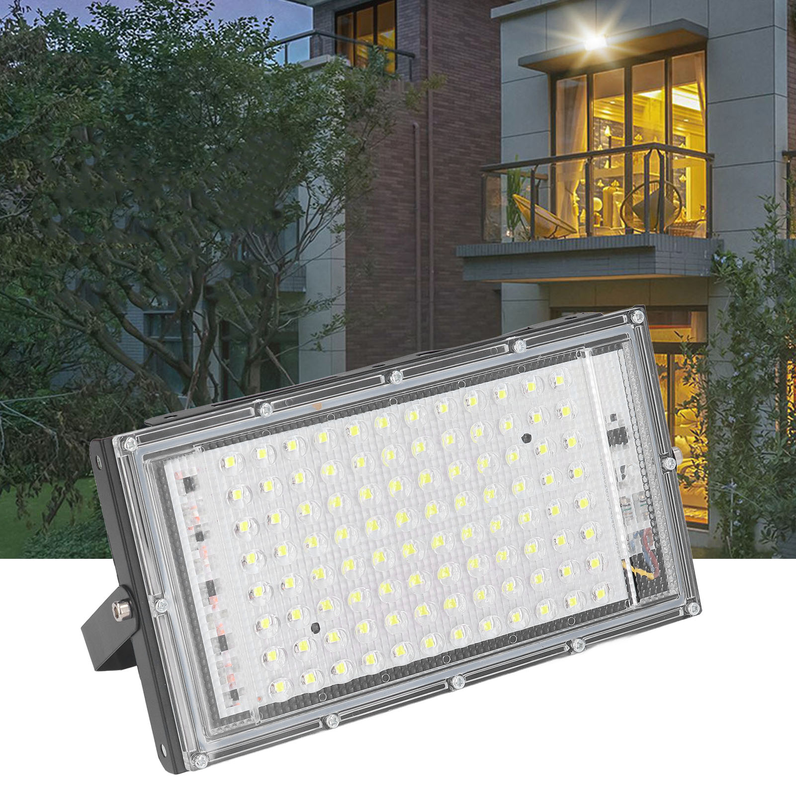 Rechteckiger Fluter mit vielen LED-Leuchten, nachts an einem Gebäude montiert.