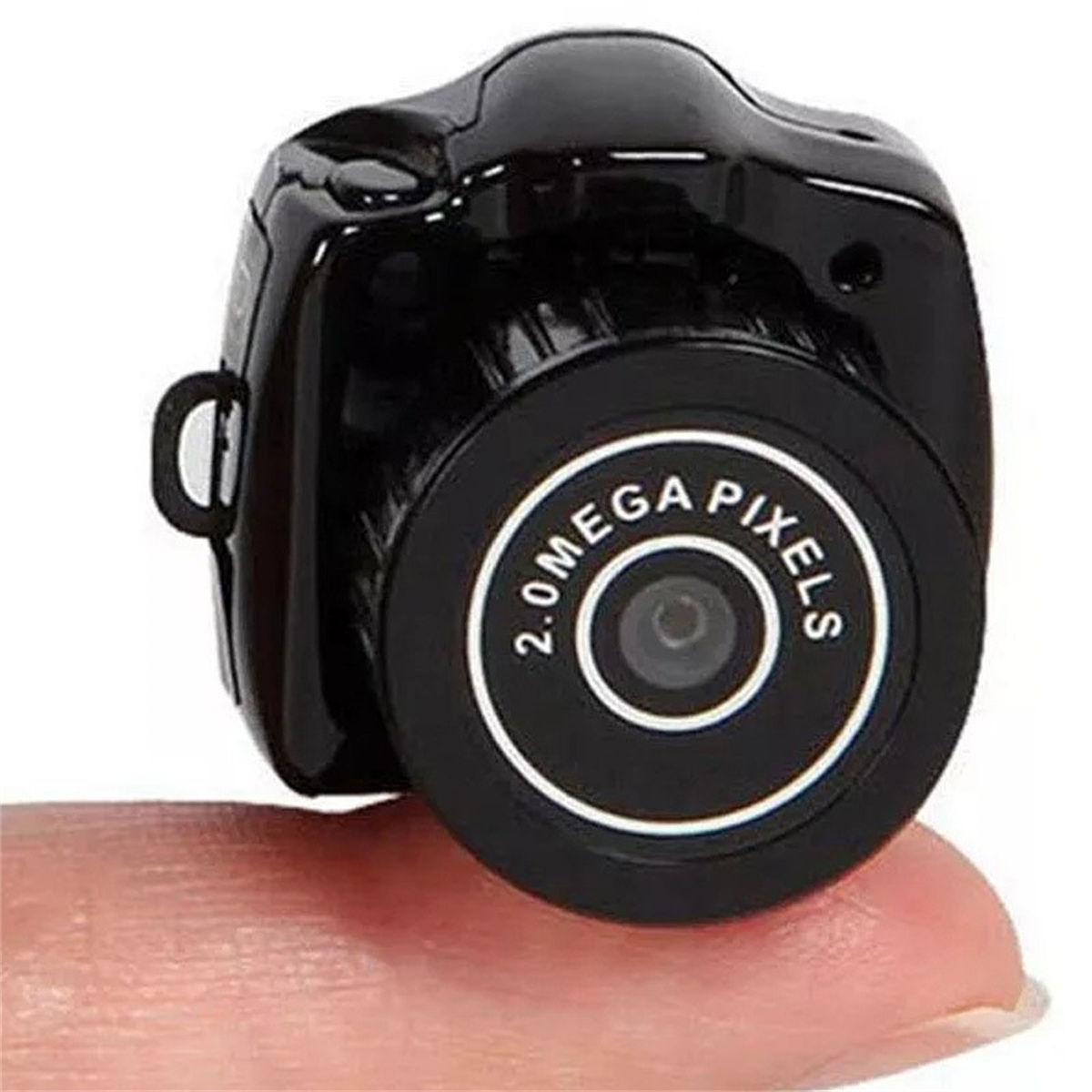 Eine schwarze Mini-Kamera mit einer 2,0-Megapixel-Linse. Sie wird auf einer Fingerspitze gehalten.