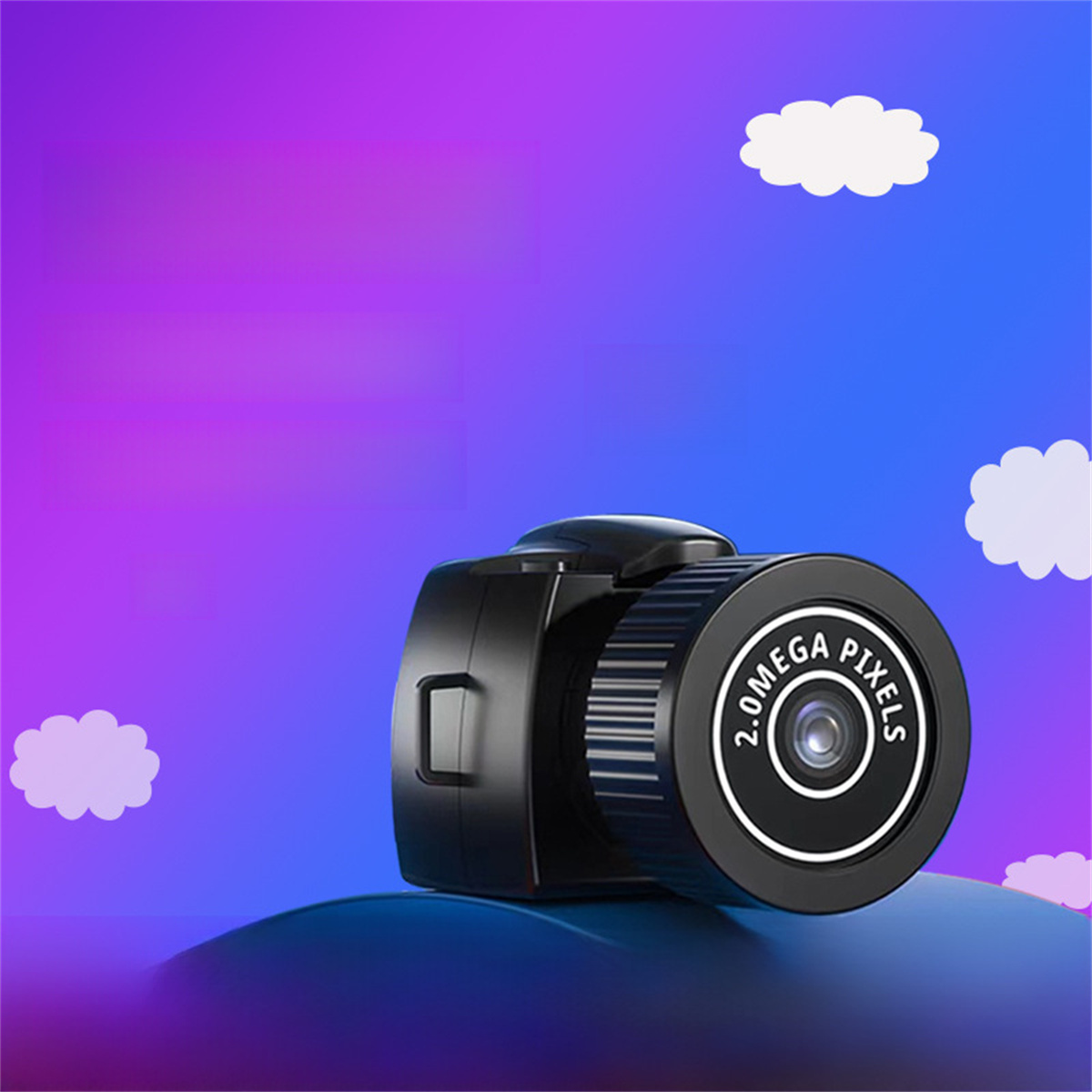 Schwarze Dashcam mit Kameraobjektiv, lila und blauem Hintergrund und weißen Wolken.