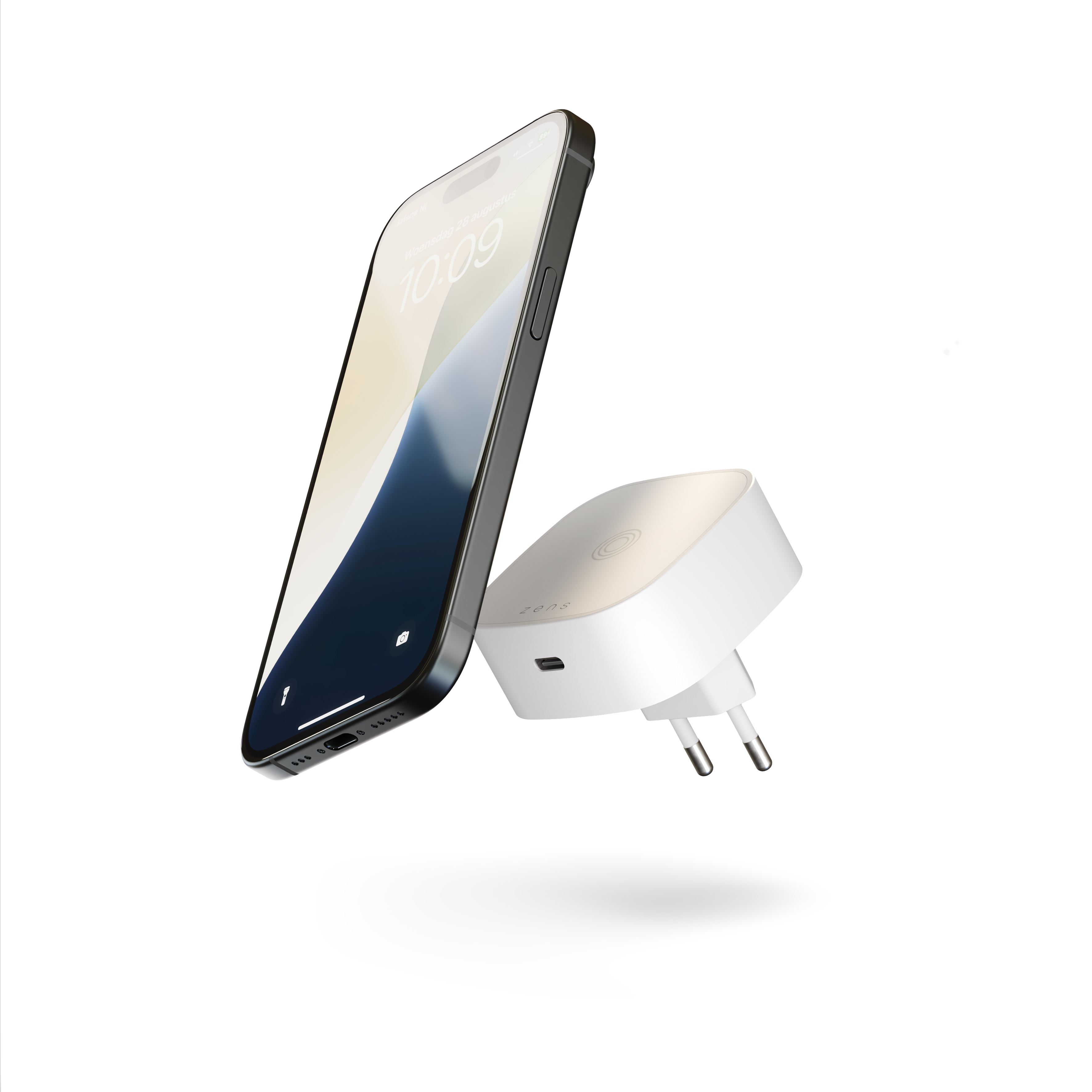 iPhone und weißes Ladegerät. Das Telefon ist nach oben abgewinkelt. Das Ladegerät hat einen USB-C-Anschluss. Isoliert auf Weiß.