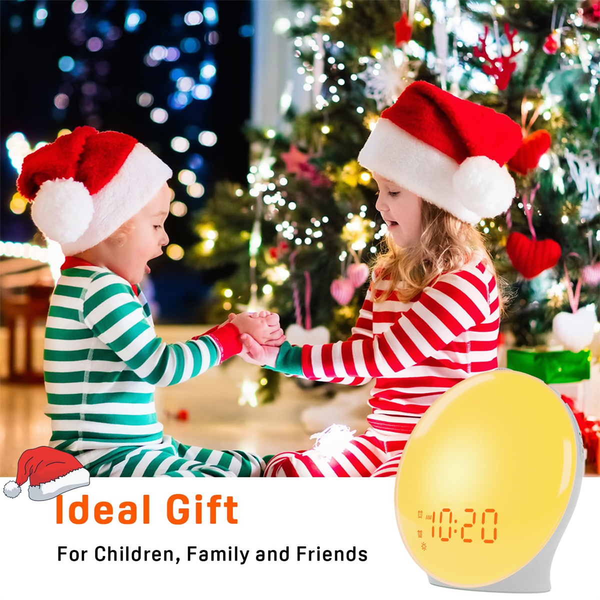 Zwei Kinder mit Weihnachtsmützen halten sich an den Händen am Weihnachtsbaum, gelbe Uhr darunter.