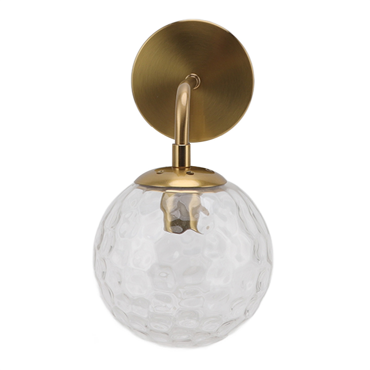 Eine goldene Wandleuchte mit einem Glaskolben wird gezeigt. Der Globus hat eine strukturierte Oberfläche und strahlt Licht aus.