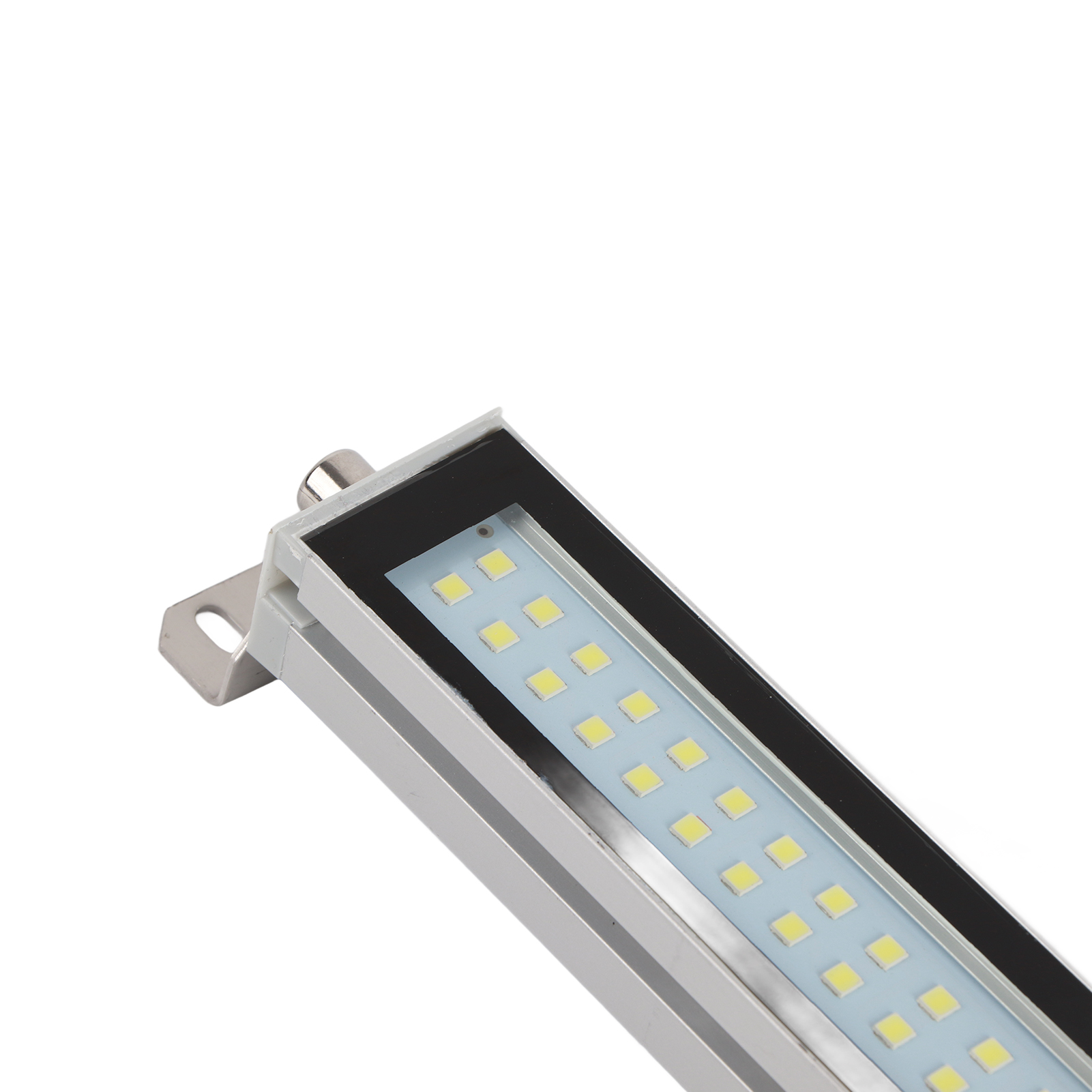 Nahaufnahme einer LED-Leuchte mit silbernem Rahmen und mehreren LEDs.