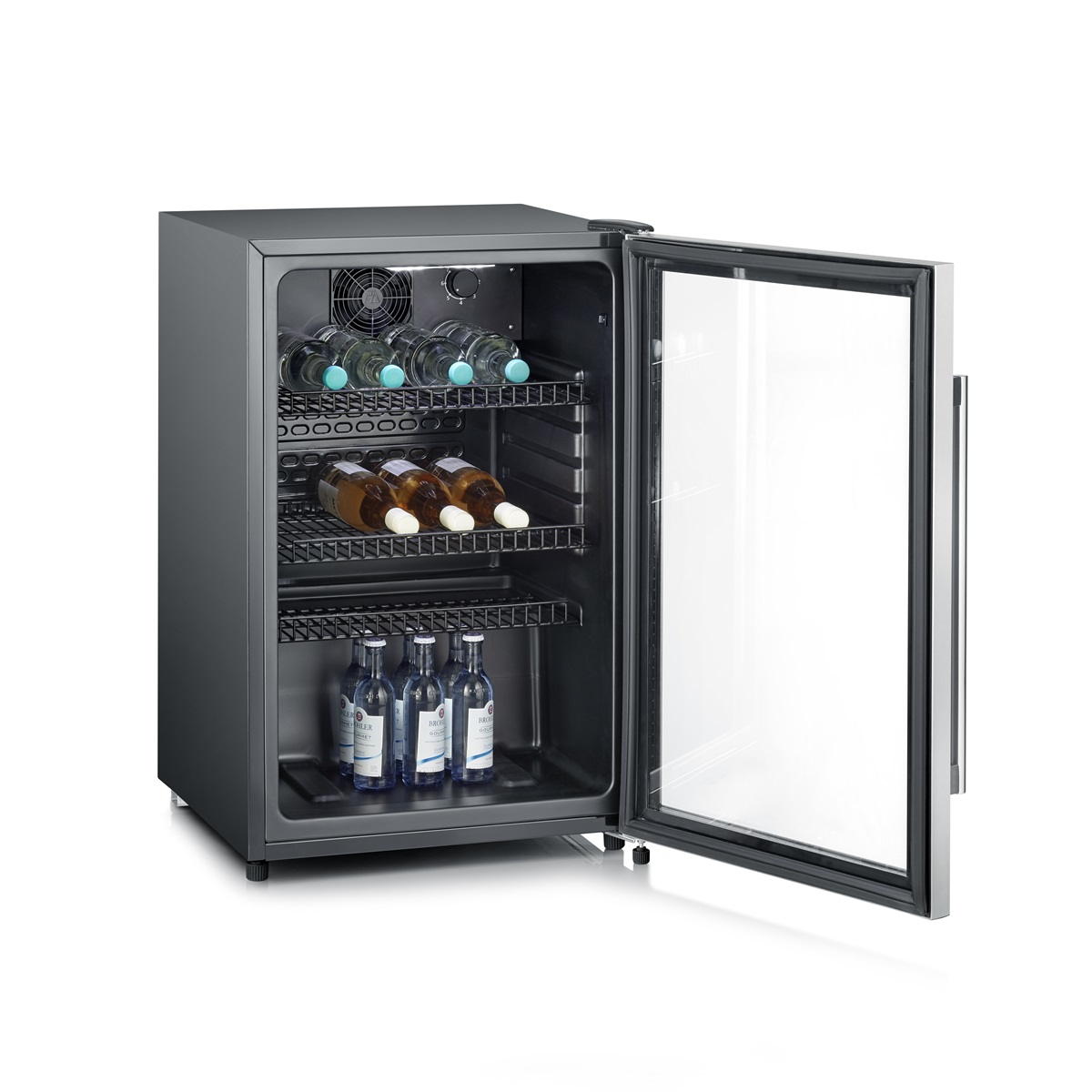 Una vinoteca negra con puerta de cristal y estantes. Se ven botellas de vino y agua.