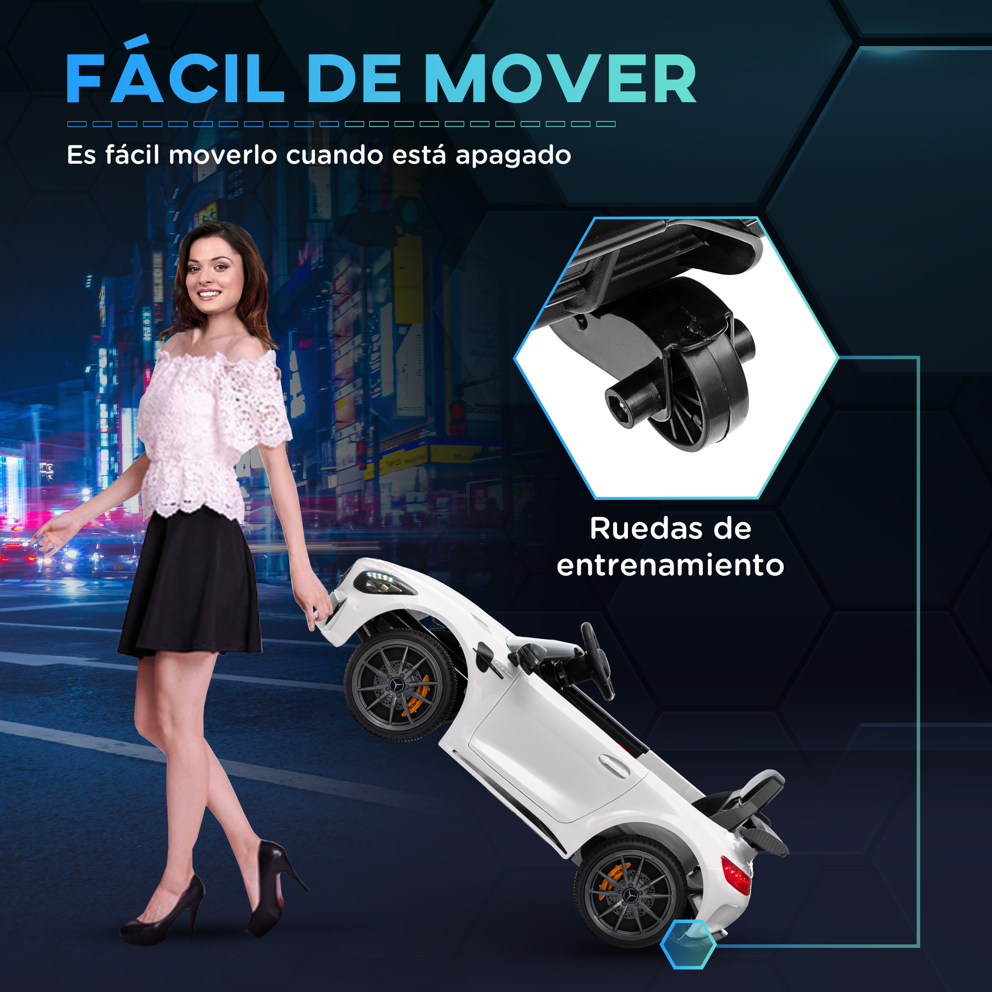 Mujer con coche de juguete. Coche inclinado, mostrando ruedas. Ruedas son de entrenamiento. Ciudad de fondo.
