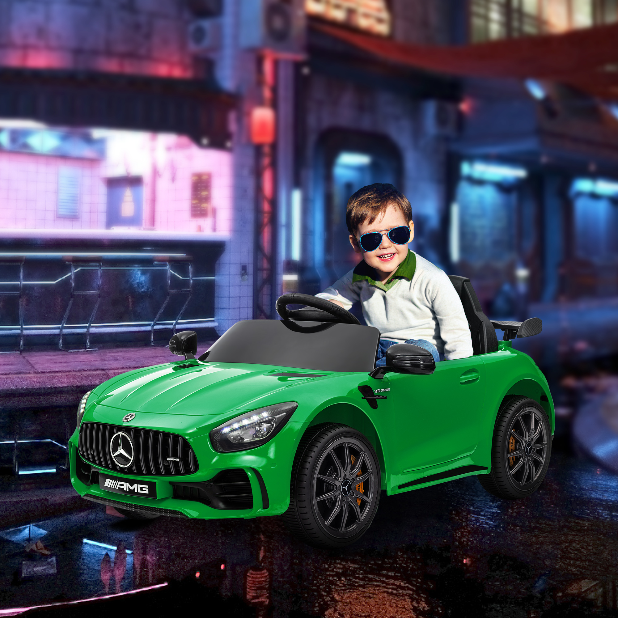 Un niño con gafas de sol conduce un coche deportivo de juguete verde.