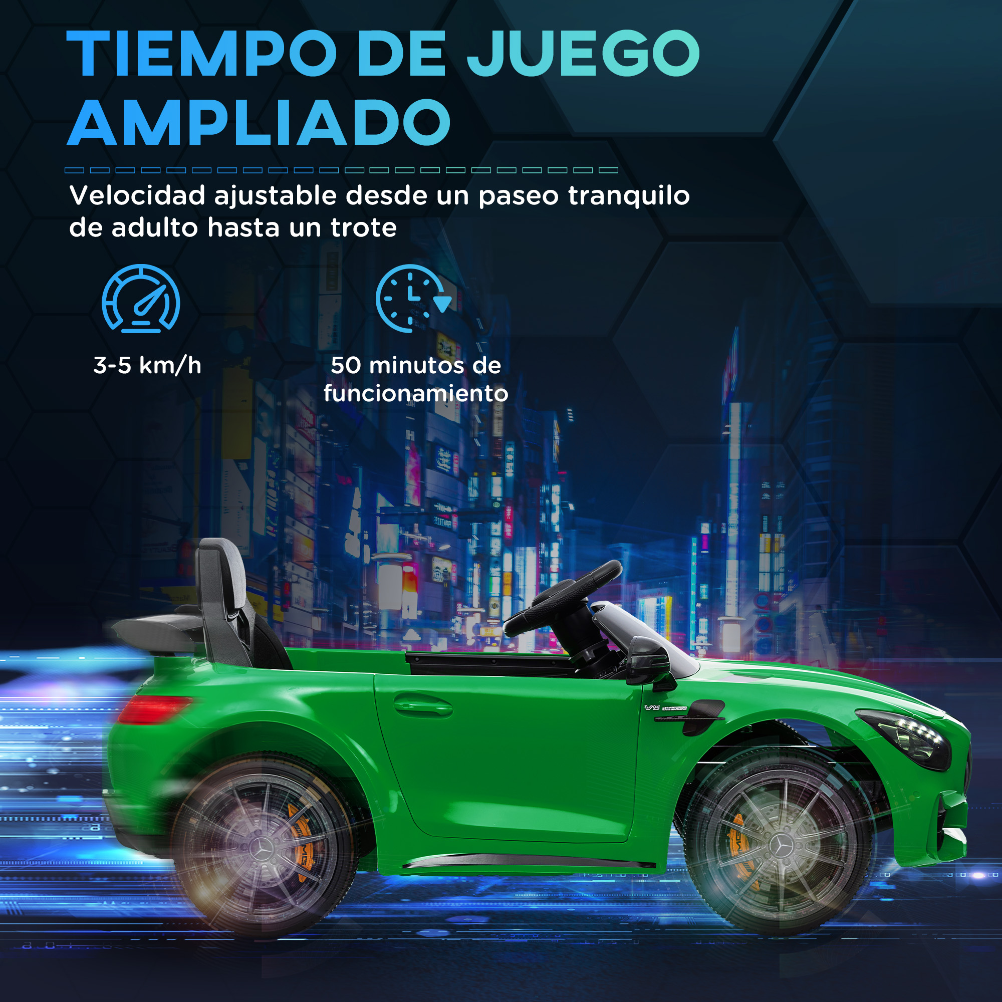 Coche de juguete verde con luces y texto lateral, con fondo de escena urbana.