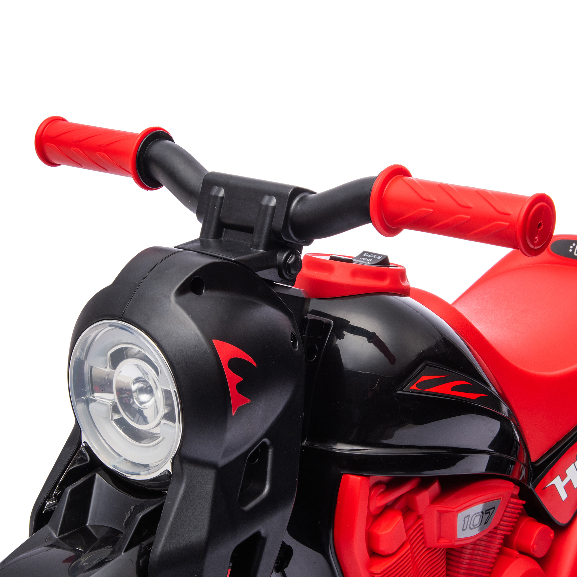 Primer plano de una moto de juguete negra y roja con faro y manillar rojo.