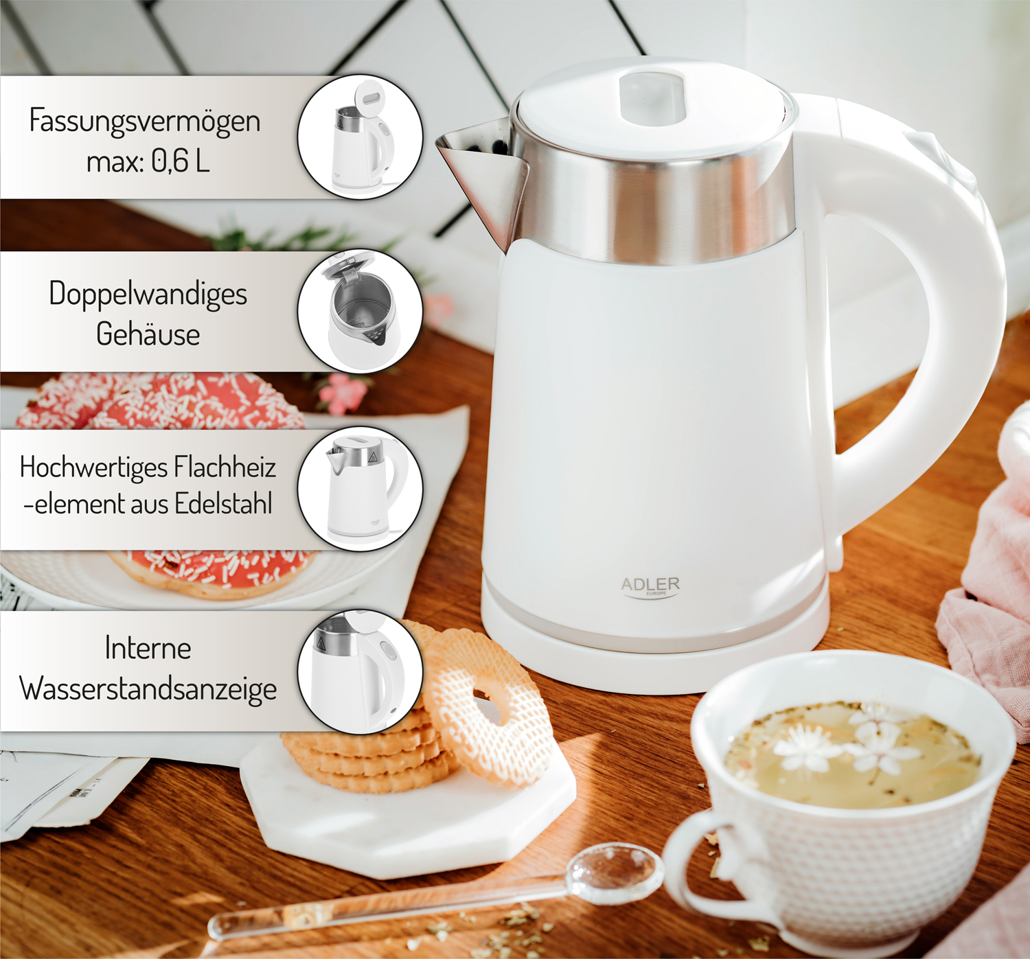 Biały czajnik z filiżanką herbaty, ciastkami i etykietami tekstowymi, na drewnianej powierzchni.