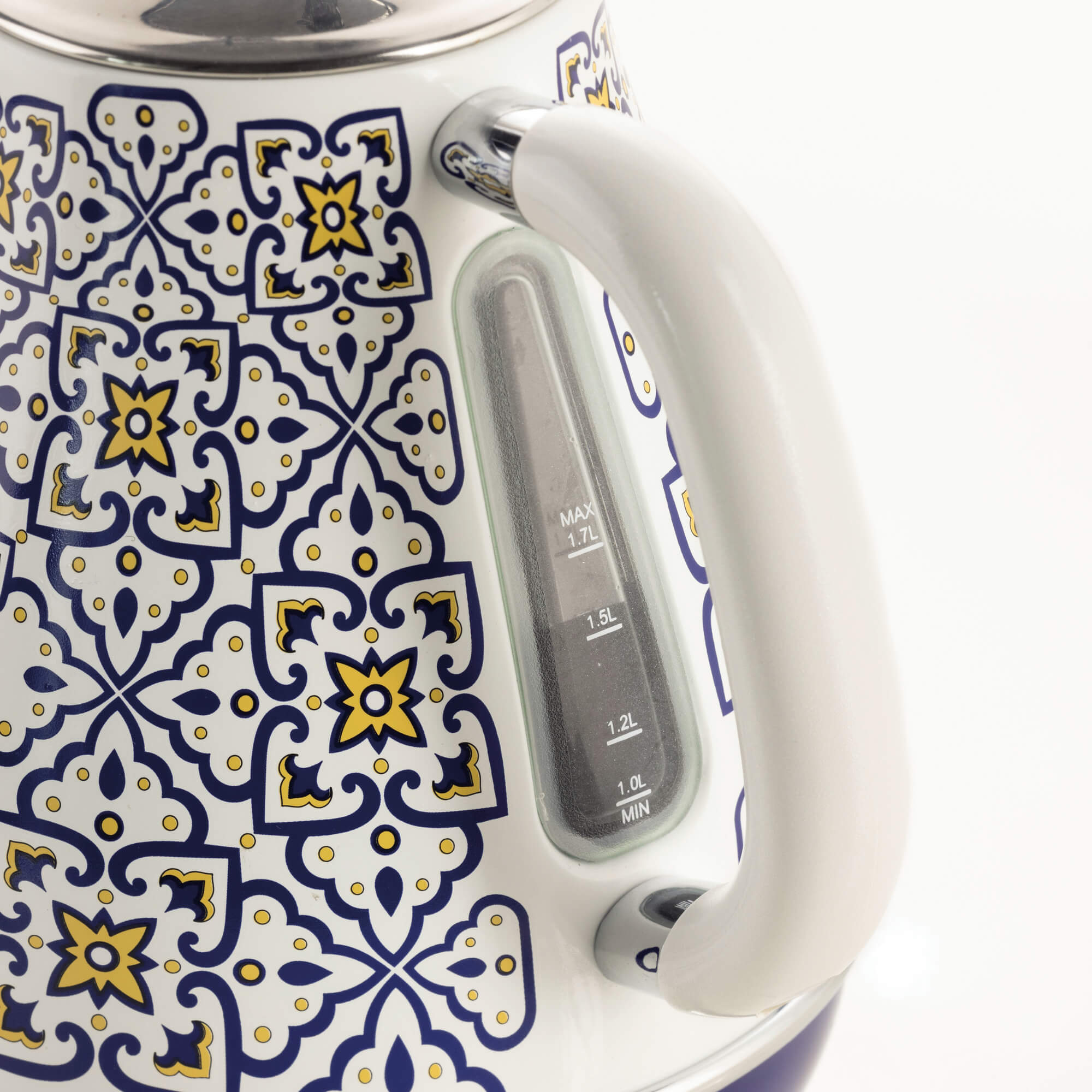 Zbliżenie wzorzystego czajnika z uchwytem i wskaźnikiem poziomu wody. Białe tło.