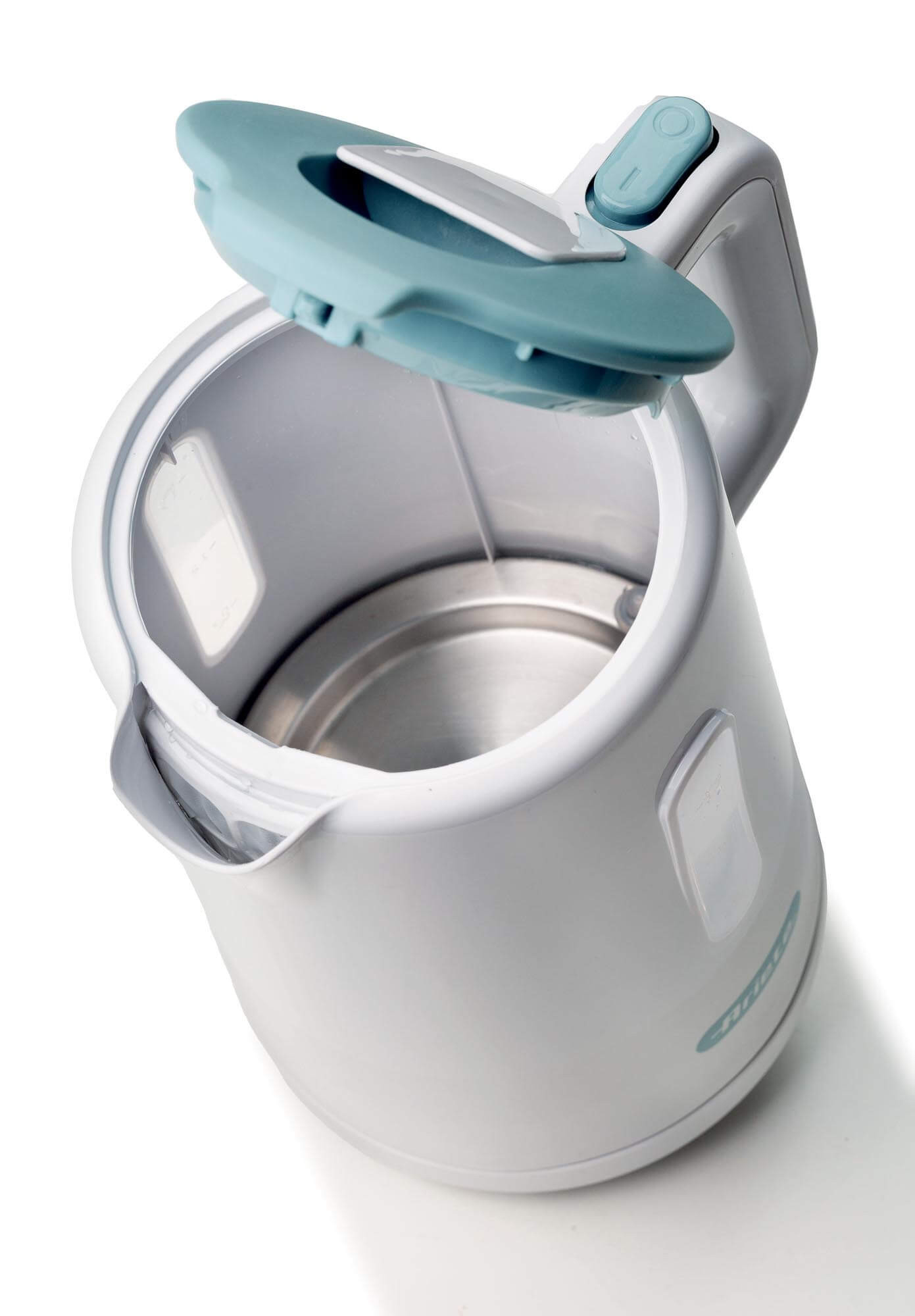 Biały czajnik elektryczny z otwartą niebieską pokrywą, pokazujący wnętrze. Białe tło.