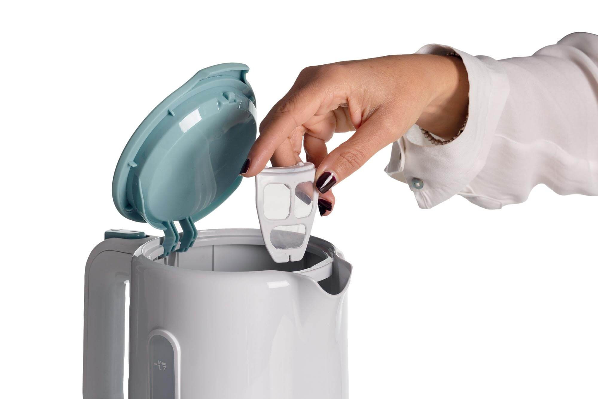 Ręka wyjmująca filtr z białego czajnika z niebieską pokrywką.