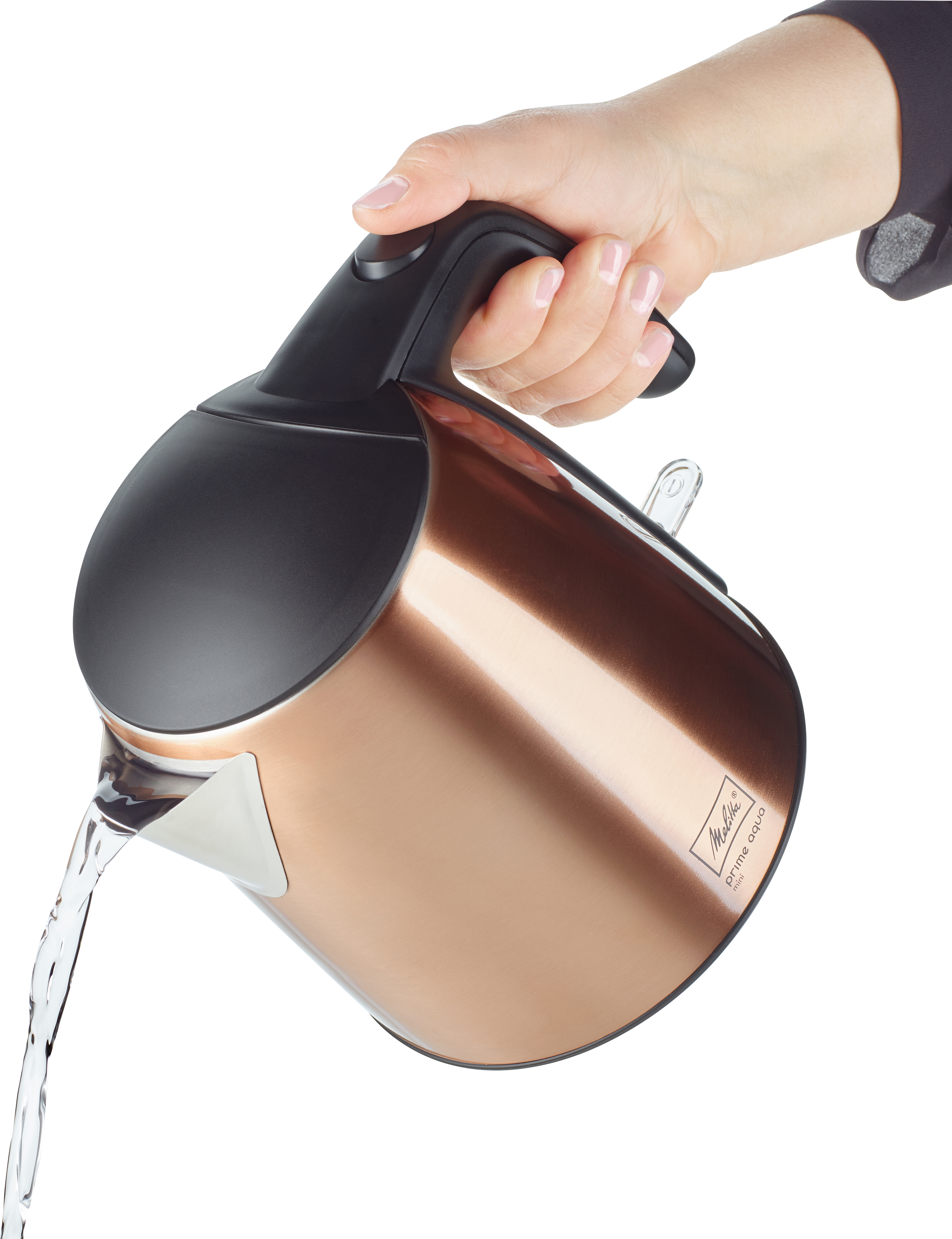 Eine Person gießt Wasser aus einem kupferfarbenen Wasserkocher. Er hat einen schwarzen Griff.